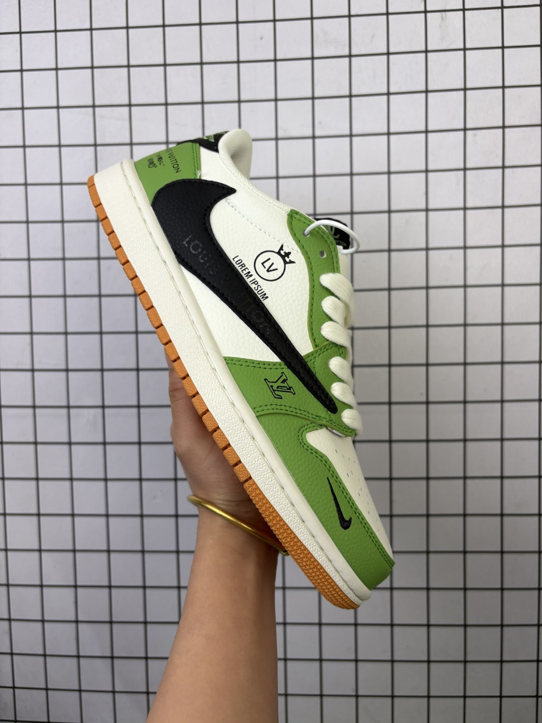 💰240
Jordan/乔丹 男女鞋真标半码制，采用软质牛剖革鞋面材质，缜密拉帮中底布，鞋垫嵌EVA缓震物料及背胶，内置气垫及耐磨橡胶大底❗️当红嘻哈歌手特拉维斯·斯科特定制联乘法国顶级高奢品牌·路易威登Louis Vuitton x Travis Scott x Nike Air Jordan 1 Low OG SP"Beige/Blue/Gloomy Bear/LV"AJ1乔丹一代经典低帮文化百搭休闲运动篮球鞋“ DZ2688-002

类型：男女鞋
码数：36 36.5 37 38 38.5 39 40 40.5 41 42 42.5 43 44 45
编码元