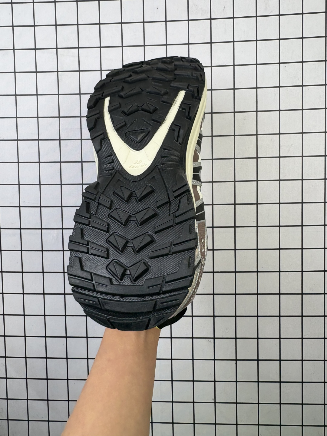 💰120
【公司级】萨洛蒙(Salomon)男女同款 城市轻户外防水透气舒适耐磨休闲穿搭运动鞋 透气潮流穿搭日常休闲老爹鞋 XT-6 EXPANSE 萨洛蒙的户外休闲运动鞋以舒适性著称。鞋垫采用高回弹材料,能够有效缓解足部压力,长时间穿着也不会感到疲劳。鞋面设计贴合脚型,提供良好的包裹感,同时透气性极佳,适合长时间户外活动。鞋底采用Contagrip技术,这是一种专为复杂地形设计的橡胶外底,具有出色的耐磨性和抓地力。无论是湿滑的岩石、松软的泥土还是坚硬的石板路,都能提供稳定的支撑。萨洛蒙的鞋款注重轻量化设计,采用先进的材料和结构优化技术,减轻鞋身重量,同时保持足够的支撑性和耐用性。这使得萨洛蒙的鞋子非常适合长距离徒步或越野跑。萨洛蒙的户外休闲运动鞋不仅功能强大,外观设计也非常时尚。简约的线条、丰富的配色以及品牌标志性的设计语言,使其成为日常穿搭的理想选择。
尺码: 40-44
编码: 699