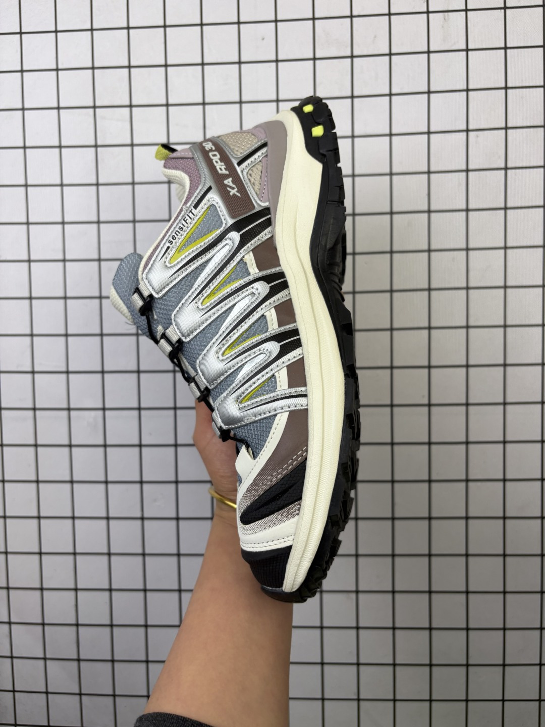 💰120
【公司级】萨洛蒙(Salomon)男女同款 城市轻户外防水透气舒适耐磨休闲穿搭运动鞋 透气潮流穿搭日常休闲老爹鞋 XT-6 EXPANSE 萨洛蒙的户外休闲运动鞋以舒适性著称。鞋垫采用高回弹材料,能够有效缓解足部压力,长时间穿着也不会感到疲劳。鞋面设计贴合脚型,提供良好的包裹感,同时透气性极佳,适合长时间户外活动。鞋底采用Contagrip技术,这是一种专为复杂地形设计的橡胶外底,具有出色的耐磨性和抓地力。无论是湿滑的岩石、松软的泥土还是坚硬的石板路,都能提供稳定的支撑。萨洛蒙的鞋款注重轻量化设计,采用先进的材料和结构优化技术,减轻鞋身重量,同时保持足够的支撑性和耐用性。这使得萨洛蒙的鞋子非常适合长距离徒步或越野跑。萨洛蒙的户外休闲运动鞋不仅功能强大,外观设计也非常时尚。简约的线条、丰富的配色以及品牌标志性的设计语言,使其成为日常穿搭的理想选择。
尺码: 40-44
编码: 699