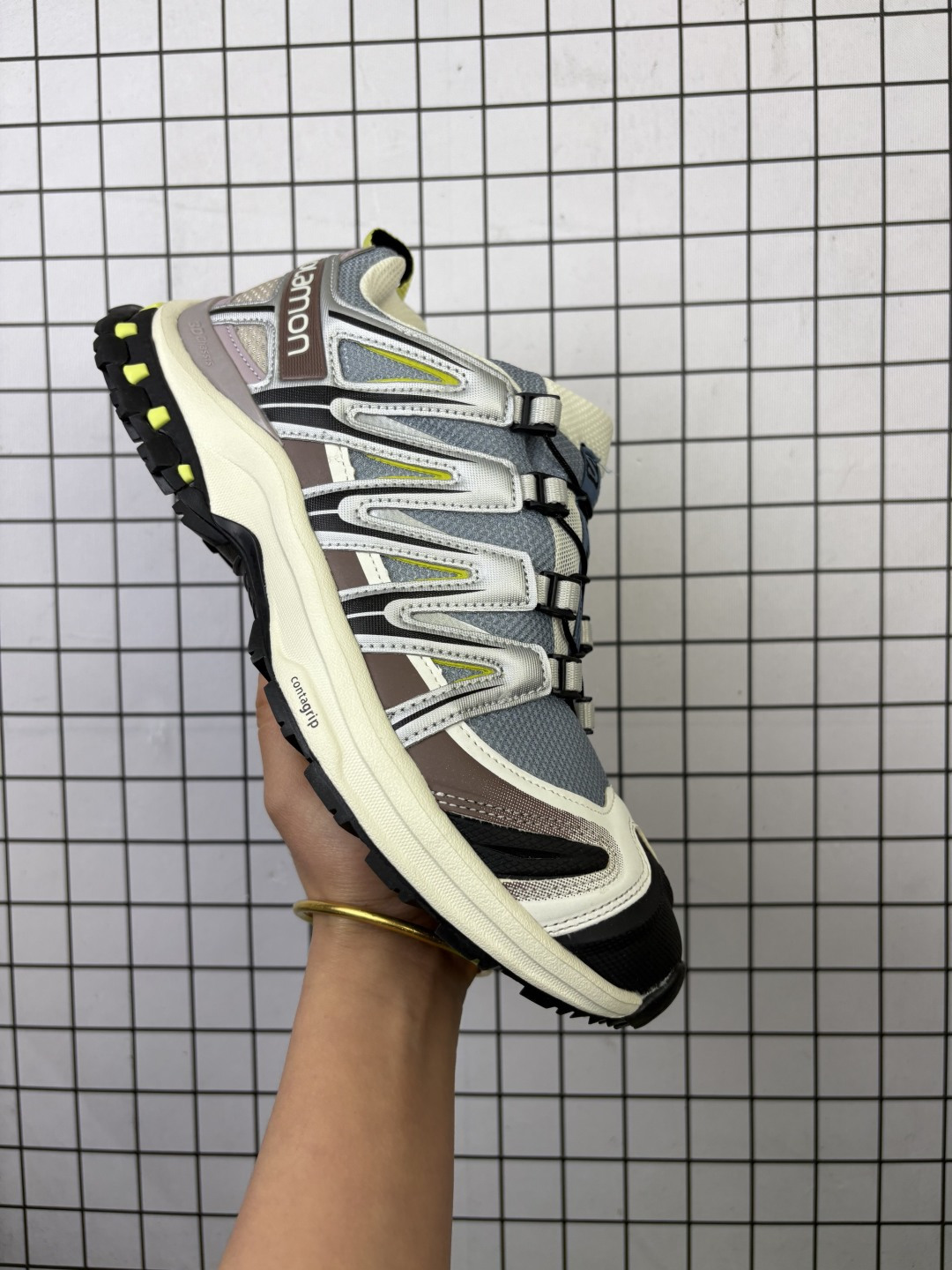 🈴💰120
【公司级】萨洛蒙(Salomon)男女同款 城市轻户外防水透气舒适耐磨休闲穿搭运动鞋 透气潮流穿搭日常休闲老爹鞋 XT-6 EXPANSE 萨洛蒙的户外休闲运动鞋以舒适性著称。鞋垫采用高回弹材料,能够有效缓解足部压力,长时间穿着也不会感到疲劳。鞋面设计贴合脚型,提供良好的包裹感,同时透气性极佳,适合长时间户外活动。鞋底采用Contagrip技术,这是一种专为复杂地形设计的橡胶外底,具有出色的耐磨性和抓地力。无论是湿滑的岩石、松软的泥土还是坚硬的石板路,都能提供稳定的支撑。萨洛蒙的鞋款注重轻量化设计,采用先进的材料和结构优化技术,减轻鞋身重量,同时保持足够的支撑性和耐用性。这使得萨洛蒙的鞋子非常适合长距离徒步或越野跑。萨洛蒙的户外休闲运动鞋不仅功能强大,外观设计也非常时尚。简约的线条、丰富的配色以及品牌标志性的设计语言,使其成为日常穿搭的理想选择。
尺码: 40-44
编码: 699