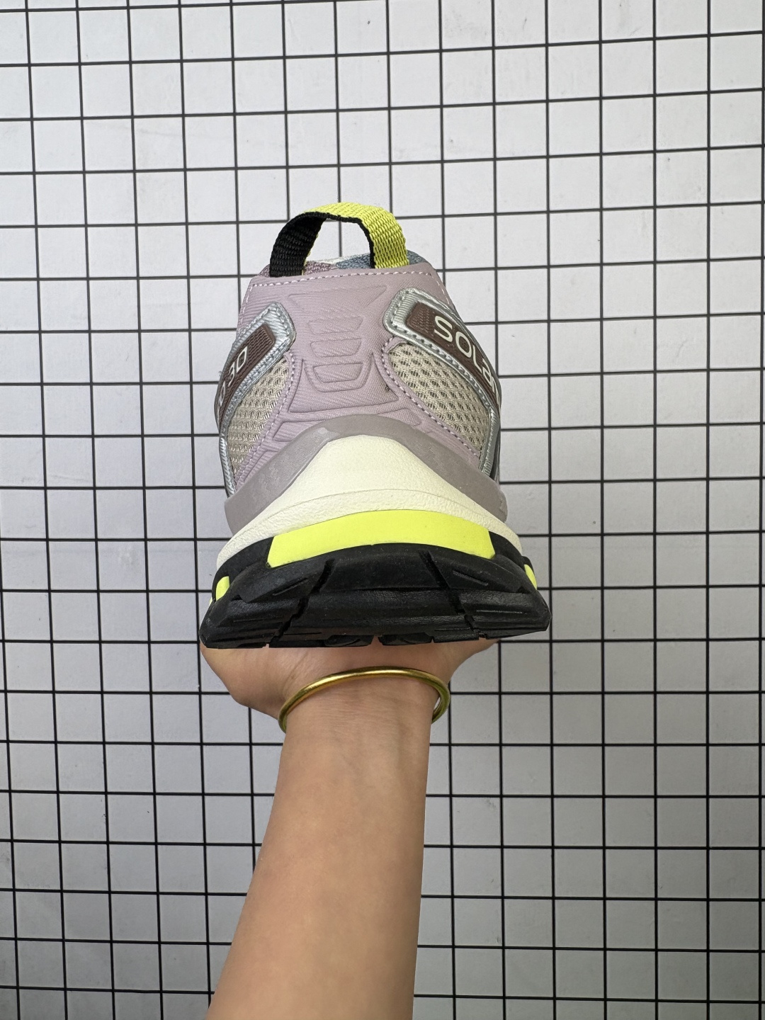 💰120
【公司级】萨洛蒙(Salomon)男女同款 城市轻户外防水透气舒适耐磨休闲穿搭运动鞋 透气潮流穿搭日常休闲老爹鞋 XT-6 EXPANSE 萨洛蒙的户外休闲运动鞋以舒适性著称。鞋垫采用高回弹材料,能够有效缓解足部压力,长时间穿着也不会感到疲劳。鞋面设计贴合脚型,提供良好的包裹感,同时透气性极佳,适合长时间户外活动。鞋底采用Contagrip技术,这是一种专为复杂地形设计的橡胶外底,具有出色的耐磨性和抓地力。无论是湿滑的岩石、松软的泥土还是坚硬的石板路,都能提供稳定的支撑。萨洛蒙的鞋款注重轻量化设计,采用先进的材料和结构优化技术,减轻鞋身重量,同时保持足够的支撑性和耐用性。这使得萨洛蒙的鞋子非常适合长距离徒步或越野跑。萨洛蒙的户外休闲运动鞋不仅功能强大,外观设计也非常时尚。简约的线条、丰富的配色以及品牌标志性的设计语言,使其成为日常穿搭的理想选择。
尺码: 40-44
编码: 699