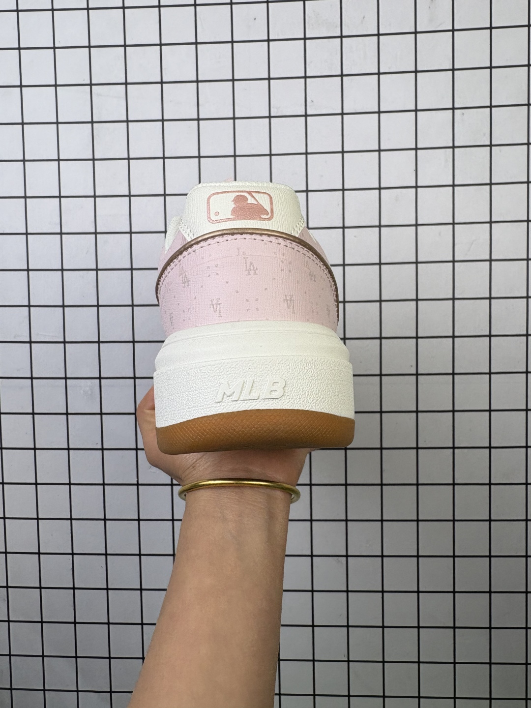 💰100
【公司级】MLB Chunky Liner MID人气单品学长鞋系列轻量增高厚底百搭休闲运动板鞋轻便胶鞋 高级街头休閒品牌鞋。MLB CHUNKY LINER 学长鞋是从击球手打出的酷炫直击球中获得灵感,在原有皮革鞋面上,加入了反光滚边细节线,并延续高帮与低帮两种鞋型,为各路潮流选手开辟全新“少年感”动线。除了复古style,也不乏这种颜色清新一些的款式,干干净净的少年感呼之欲出。
款号:3ASXP025N(GP016)
码数:35-40含半码
编码699