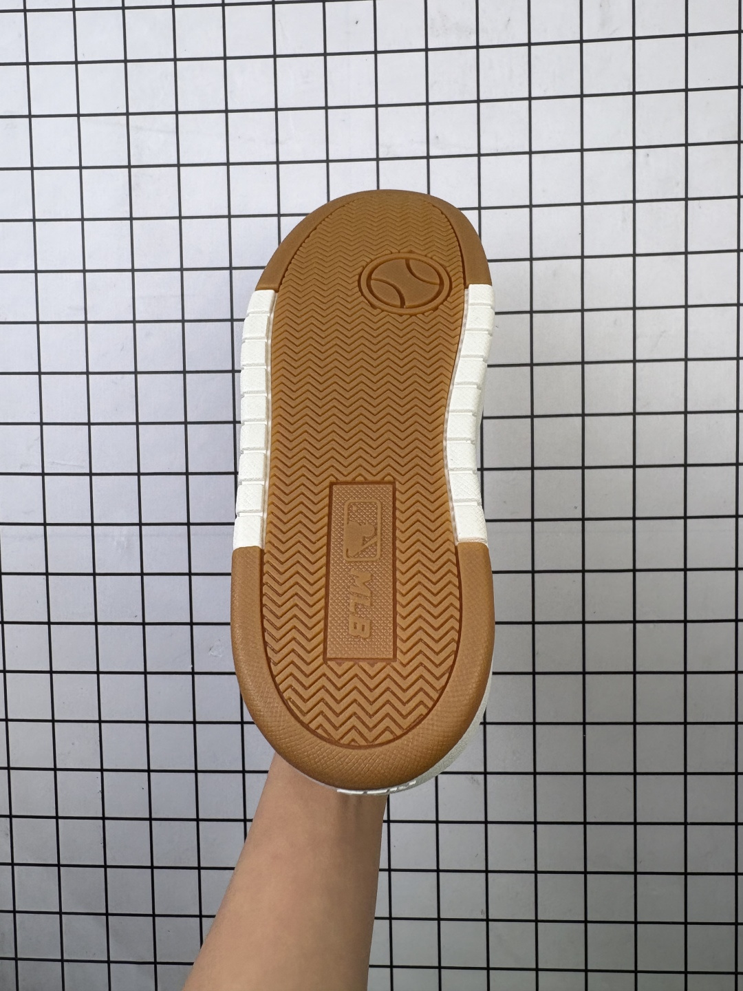 💰100
【公司级】MLB Chunky Liner MID人气单品学长鞋系列轻量增高厚底百搭休闲运动板鞋轻便胶鞋 高级街头休閒品牌鞋。MLB CHUNKY LINER 学长鞋是从击球手打出的酷炫直击球中获得灵感,在原有皮革鞋面上,加入了反光滚边细节线,并延续高帮与低帮两种鞋型,为各路潮流选手开辟全新“少年感”动线。除了复古style,也不乏这种颜色清新一些的款式,干干净净的少年感呼之欲出。
款号:3ASXP025N(GP016)
码数:35-40含半码
编码699