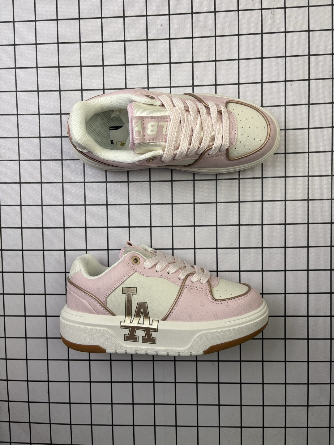 💰100
【公司级】MLB Chunky Liner MID人气单品学长鞋系列轻量增高厚底百搭休闲运动板鞋轻便胶鞋 高级街头休閒品牌鞋。MLB CHUNKY LINER 学长鞋是从击球手打出的酷炫直击球中获得灵感,在原有皮革鞋面上,加入了反光滚边细节线,并延续高帮与低帮两种鞋型,为各路潮流选手开辟全新“少年感”动线。除了复古style,也不乏这种颜色清新一些的款式,干干净净的少年感呼之欲出。
款号:3ASXP025N(GP016)
码数:35-40含半码
编码699