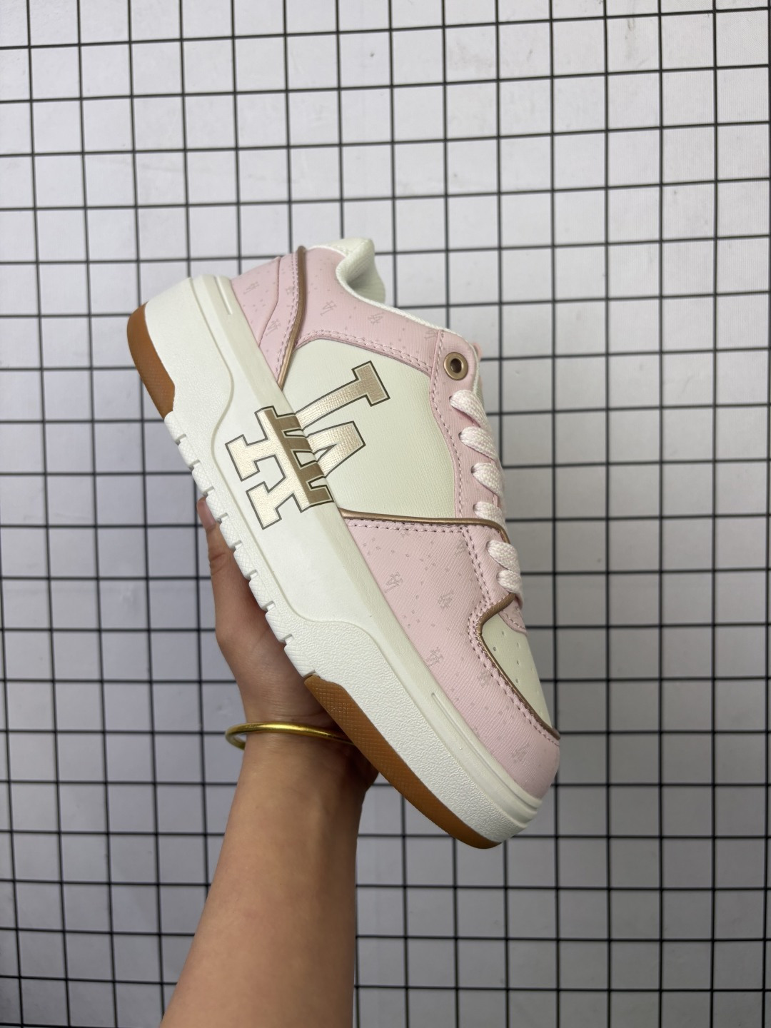 💰100
【公司级】MLB Chunky Liner MID人气单品学长鞋系列轻量增高厚底百搭休闲运动板鞋轻便胶鞋 高级街头休閒品牌鞋。MLB CHUNKY LINER 学长鞋是从击球手打出的酷炫直击球中获得灵感,在原有皮革鞋面上,加入了反光滚边细节线,并延续高帮与低帮两种鞋型,为各路潮流选手开辟全新“少年感”动线。除了复古style,也不乏这种颜色清新一些的款式,干干净净的少年感呼之欲出。
款号:3ASXP025N(GP016)
码数:35-40含半码
编码699