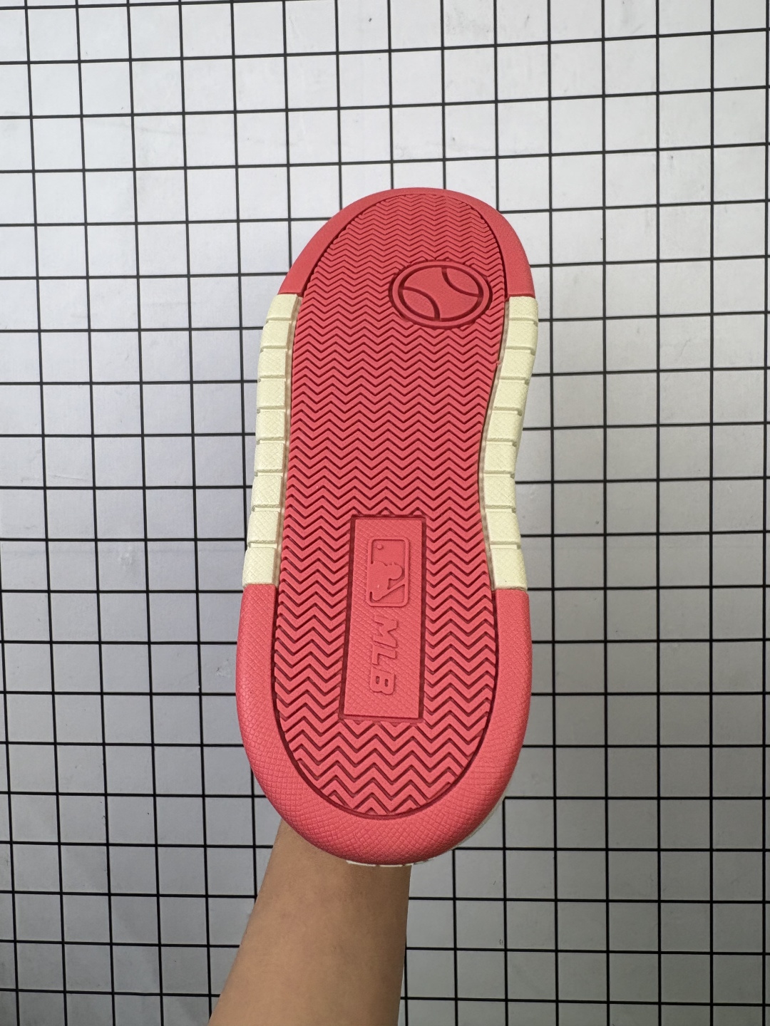 💰100
【公司级】MLB Chunky Liner MID人气单品学长鞋系列轻量增高厚底百搭休闲运动板鞋轻便胶鞋 高级街头休閒品牌鞋。MLB CHUNKY LINER 学长鞋是从击球手打出的酷炫直击球中获得灵感,在原有皮革鞋面上,加入了反光滚边细节线,并延续高帮与低帮两种鞋型,为各路潮流选手开辟全新“少年感”动线。除了复古style,也不乏这种颜色清新一些的款式,干干净净的少年感呼之欲出。
款号:3ASXP025N(GP016)
码数:35-40含半码
编码699