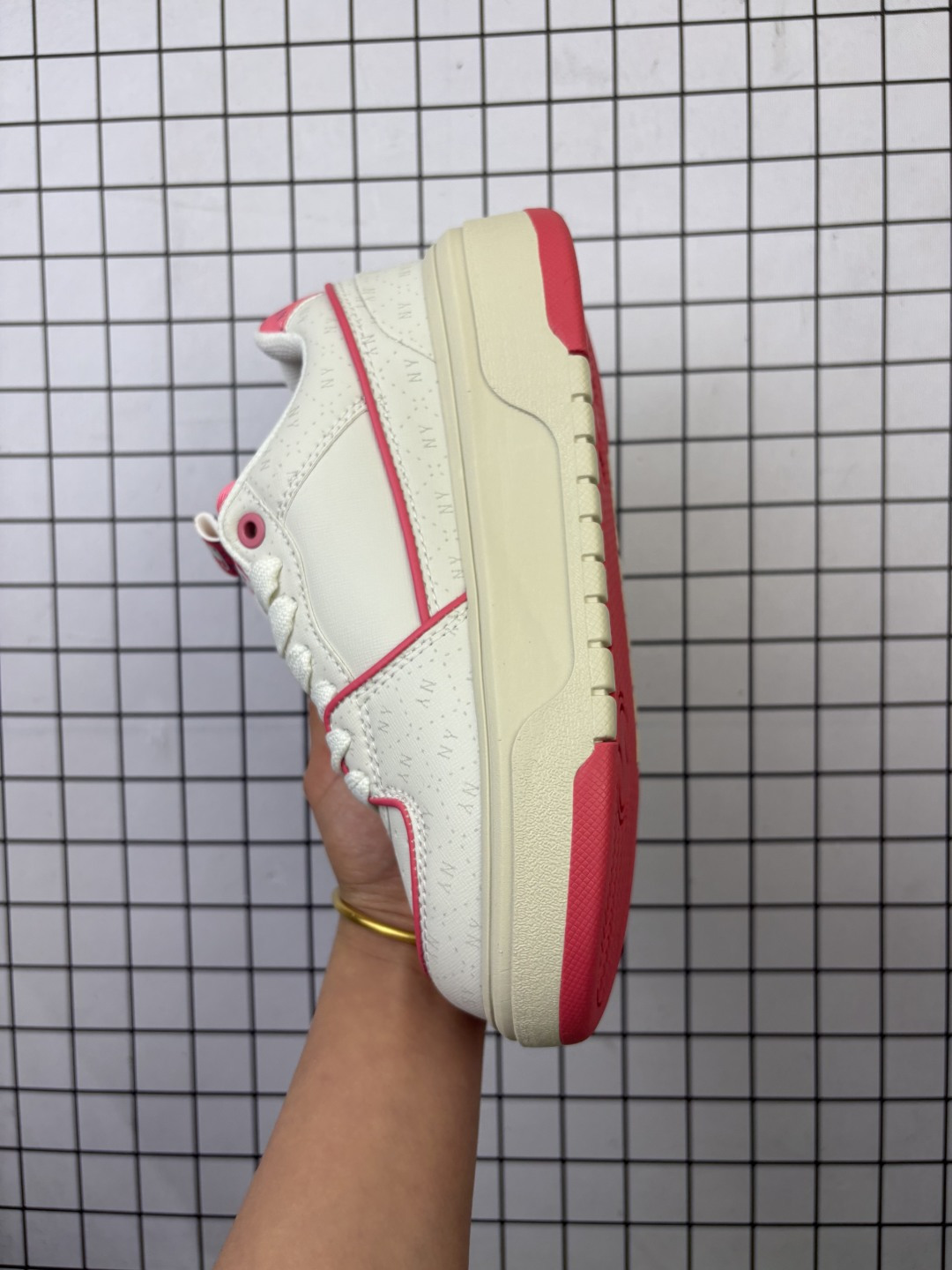 💰100
【公司级】MLB Chunky Liner MID人气单品学长鞋系列轻量增高厚底百搭休闲运动板鞋轻便胶鞋 高级街头休閒品牌鞋。MLB CHUNKY LINER 学长鞋是从击球手打出的酷炫直击球中获得灵感,在原有皮革鞋面上,加入了反光滚边细节线,并延续高帮与低帮两种鞋型,为各路潮流选手开辟全新“少年感”动线。除了复古style,也不乏这种颜色清新一些的款式,干干净净的少年感呼之欲出。
款号:3ASXP025N(GP016)
码数:35-40含半码
编码699