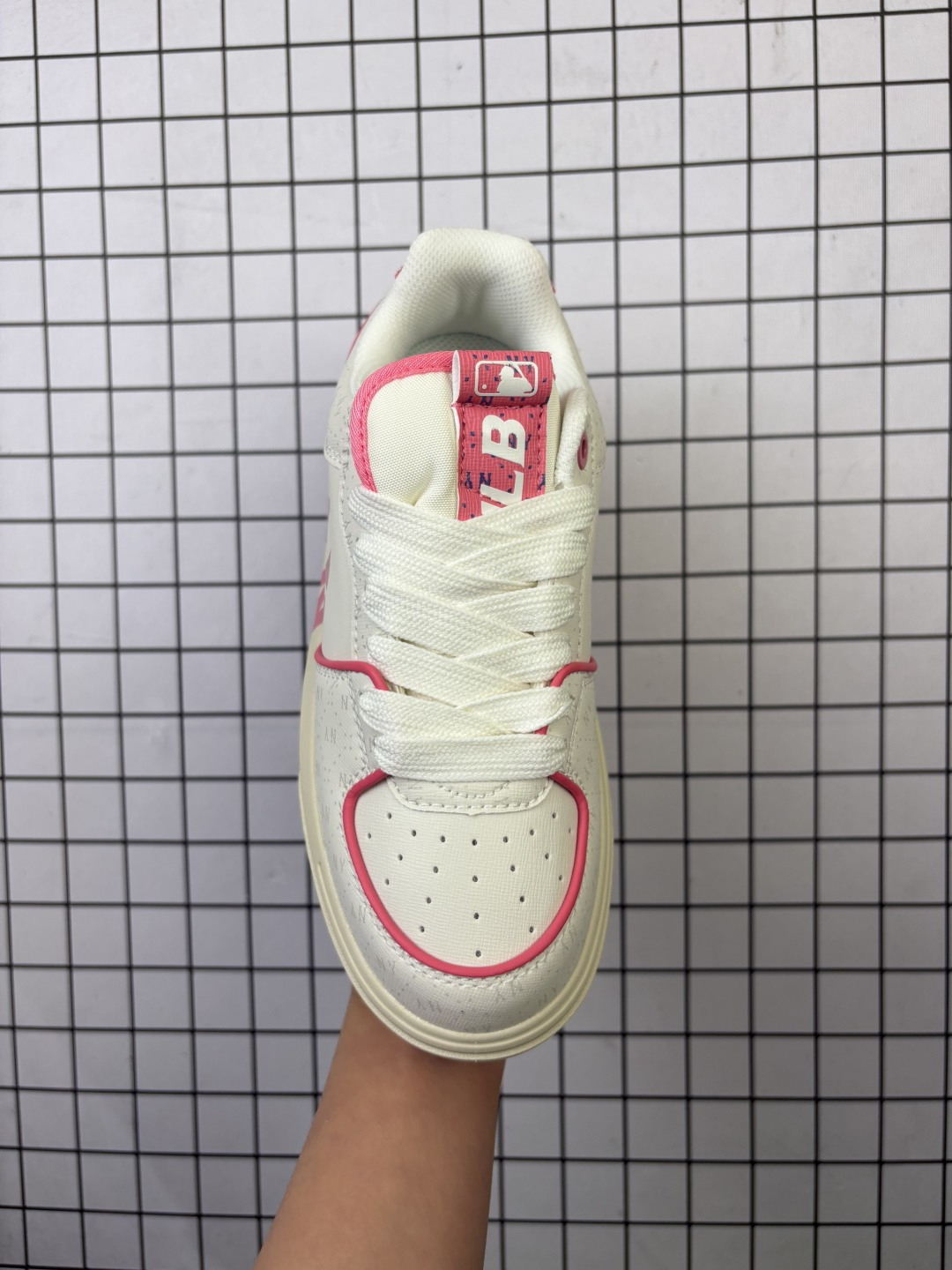 💰100
【公司级】MLB Chunky Liner MID人气单品学长鞋系列轻量增高厚底百搭休闲运动板鞋轻便胶鞋 高级街头休閒品牌鞋。MLB CHUNKY LINER 学长鞋是从击球手打出的酷炫直击球中获得灵感,在原有皮革鞋面上,加入了反光滚边细节线,并延续高帮与低帮两种鞋型,为各路潮流选手开辟全新“少年感”动线。除了复古style,也不乏这种颜色清新一些的款式,干干净净的少年感呼之欲出。
款号:3ASXP025N(GP016)
码数:35-40含半码
编码699