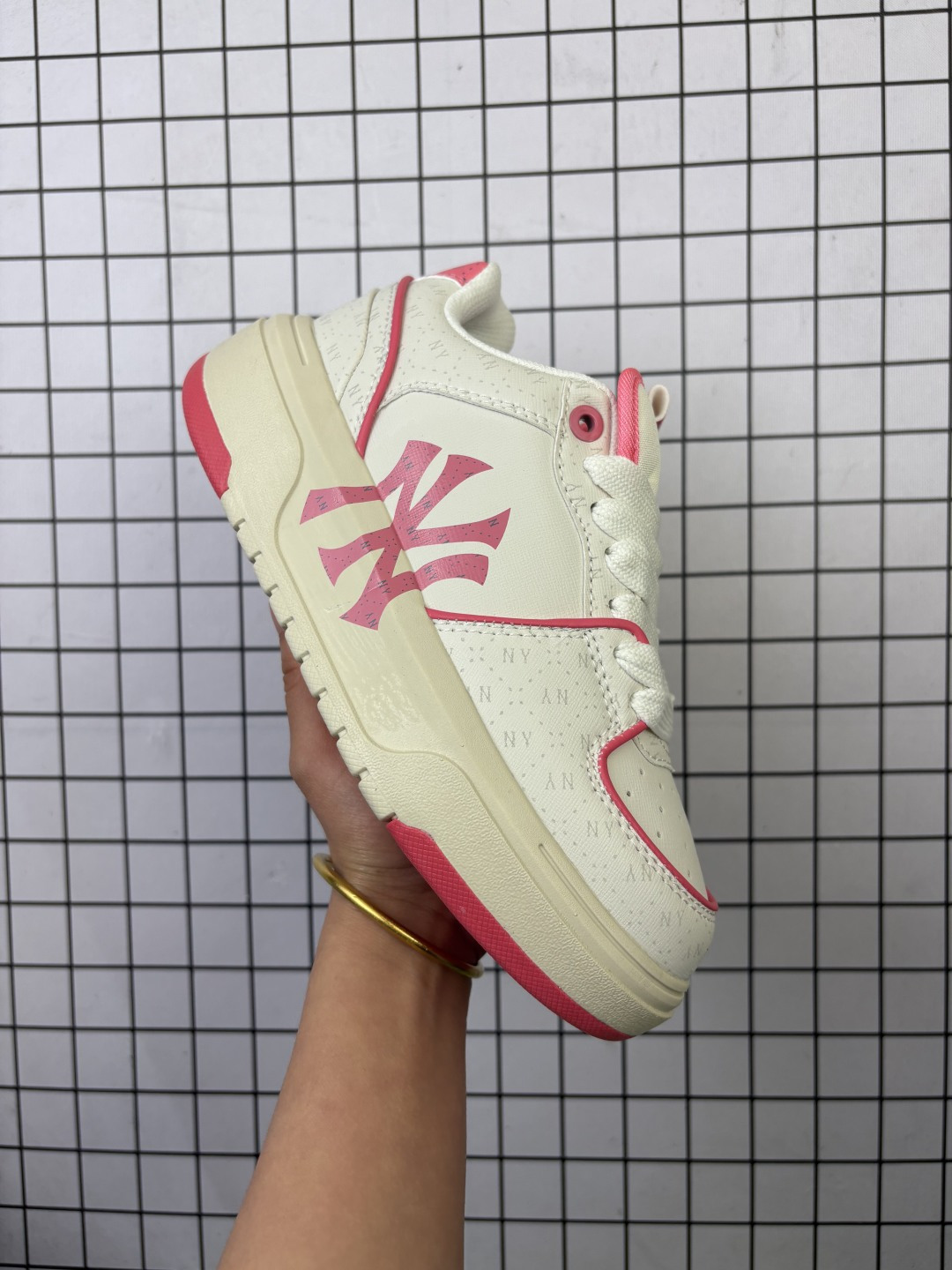 💰100
【公司级】MLB Chunky Liner MID人气单品学长鞋系列轻量增高厚底百搭休闲运动板鞋轻便胶鞋 高级街头休閒品牌鞋。MLB CHUNKY LINER 学长鞋是从击球手打出的酷炫直击球中获得灵感,在原有皮革鞋面上,加入了反光滚边细节线,并延续高帮与低帮两种鞋型,为各路潮流选手开辟全新“少年感”动线。除了复古style,也不乏这种颜色清新一些的款式,干干净净的少年感呼之欲出。
款号:3ASXP025N(GP016)
码数:35-40含半码
编码699