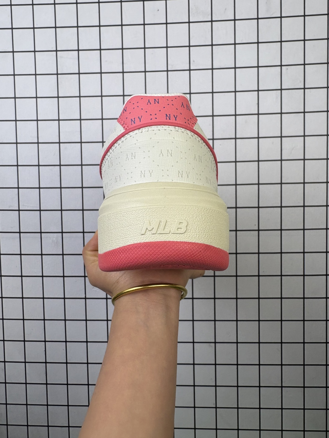 💰100
【公司级】MLB Chunky Liner MID人气单品学长鞋系列轻量增高厚底百搭休闲运动板鞋轻便胶鞋 高级街头休閒品牌鞋。MLB CHUNKY LINER 学长鞋是从击球手打出的酷炫直击球中获得灵感,在原有皮革鞋面上,加入了反光滚边细节线,并延续高帮与低帮两种鞋型,为各路潮流选手开辟全新“少年感”动线。除了复古style,也不乏这种颜色清新一些的款式,干干净净的少年感呼之欲出。
款号:3ASXP025N(GP016)
码数:35-40含半码
编码699