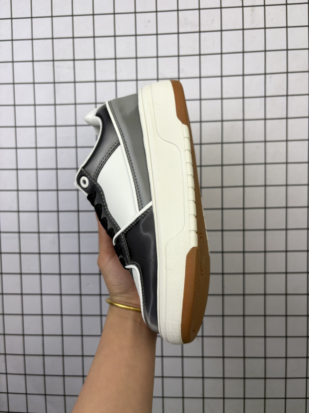 🈴💰100
【公司级】MLB Chunky Liner MID人气单品学长鞋系列轻量增高厚底百搭休闲运动板鞋轻便胶鞋 高级街头休閒品牌鞋。MLB CHUNKY LINER 学长鞋是从击球手打出的酷炫直击球中获得灵感,在原有皮革鞋面上,加入了反光滚边细节线,并延续高帮与低帮两种鞋型,为各路潮流选手开辟全新“少年感”动线。除了复古style,也不乏这种颜色清新一些的款式,干干净净的少年感呼之欲出。
款号:3ASXP025N(GP016)
码数:35-44含半码
编码699