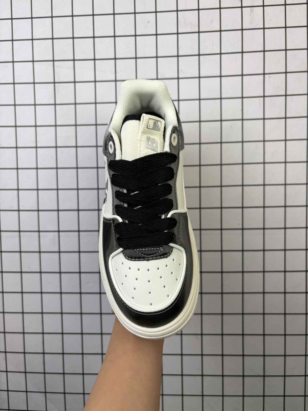 🈴💰100
【公司级】MLB Chunky Liner MID人气单品学长鞋系列轻量增高厚底百搭休闲运动板鞋轻便胶鞋 高级街头休閒品牌鞋。MLB CHUNKY LINER 学长鞋是从击球手打出的酷炫直击球中获得灵感,在原有皮革鞋面上,加入了反光滚边细节线,并延续高帮与低帮两种鞋型,为各路潮流选手开辟全新“少年感”动线。除了复古style,也不乏这种颜色清新一些的款式,干干净净的少年感呼之欲出。
款号:3ASXP025N(GP016)
码数:35-44含半码
编码699