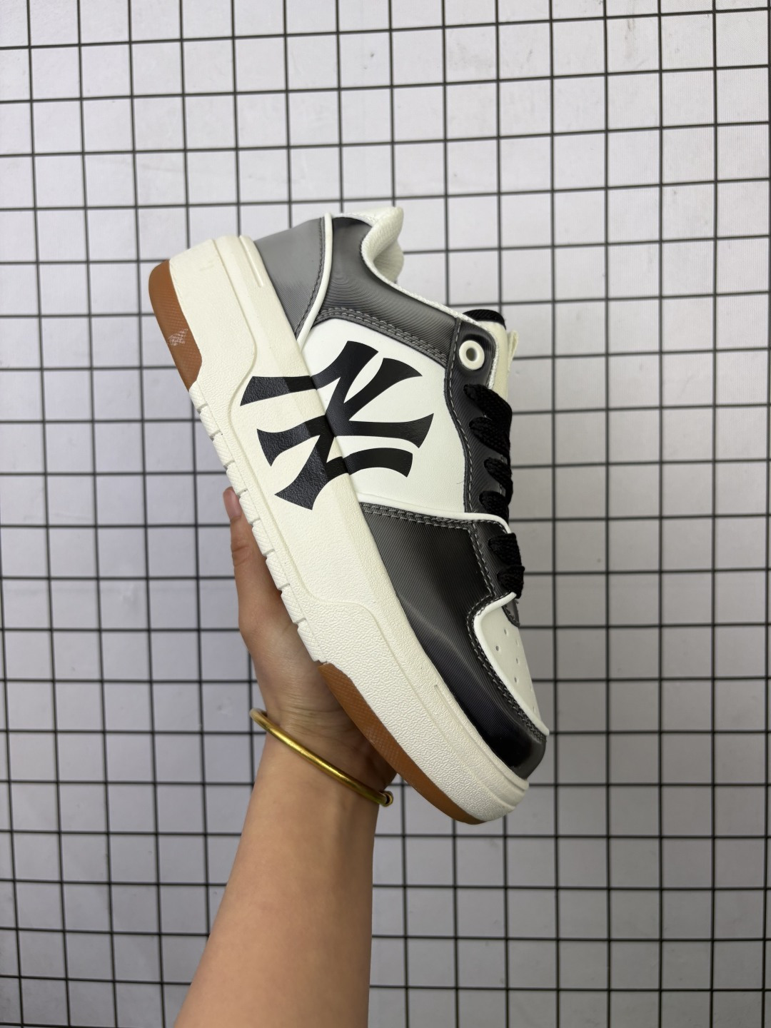 🈴💰100
【公司级】MLB Chunky Liner MID人气单品学长鞋系列轻量增高厚底百搭休闲运动板鞋轻便胶鞋 高级街头休閒品牌鞋。MLB CHUNKY LINER 学长鞋是从击球手打出的酷炫直击球中获得灵感,在原有皮革鞋面上,加入了反光滚边细节线,并延续高帮与低帮两种鞋型,为各路潮流选手开辟全新“少年感”动线。除了复古style,也不乏这种颜色清新一些的款式,干干净净的少年感呼之欲出。
款号:3ASXP025N(GP016)
码数:35-44含半码
编码699