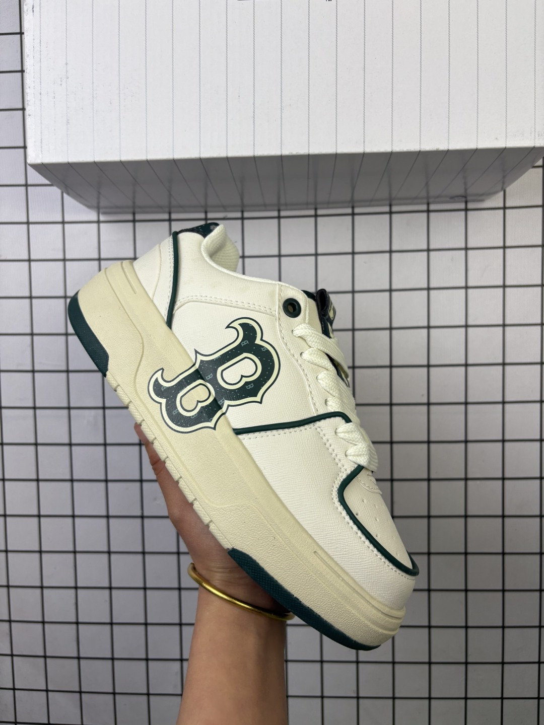 🈴💰100
【公司级】MLB Chunky Liner MID人气单品学长鞋系列轻量增高厚底百搭休闲运动板鞋轻便胶鞋 高级街头休閒品牌鞋。MLB CHUNKY LINER 学长鞋是从击球手打出的酷炫直击球中获得灵感,在原有皮革鞋面上,加入了反光滚边细节线,并延续高帮与低帮两种鞋型,为各路潮流选手开辟全新“少年感”动线。除了复古style,也不乏这种颜色清新一些的款式,干干净净的少年感呼之欲出。
款号:3ASXP025N(GP016)
码数:35-44含半码
编码699