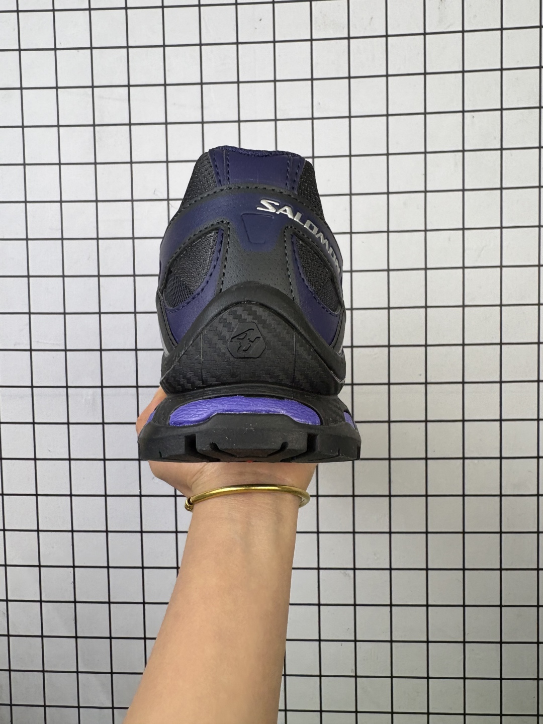 💰240
【公司级】SALOMON萨洛蒙 XT-QUEST 潮流 低帮 户外功能鞋徒步鞋 男女款 Salomon XT-QUEST GTX是一款专为户外运动设计的多功能徒步鞋,兼具防水性能与抓地力,适合复杂地形及日常穿搭。防水技术:采用GORE-TEX防水内衬,有效隔绝雨水,保持脚部干燥。 鞋底设计:搭载Vibram高性能大底,抓地力强,适应泥泞、崎岖山地等复杂地形。 材质与保护:鞋面采用皮革与透气网眼面料,兼顾耐用性和透气性;中帮设计提供脚踝保护。 #春日赏花#SALOMON萨洛蒙跑鞋 #实煽战利器就穿ta #酷飒男女同款宝藏户外徒步鞋 #户外徒步新搭档
尺码: 36-45含半码
编码: 699