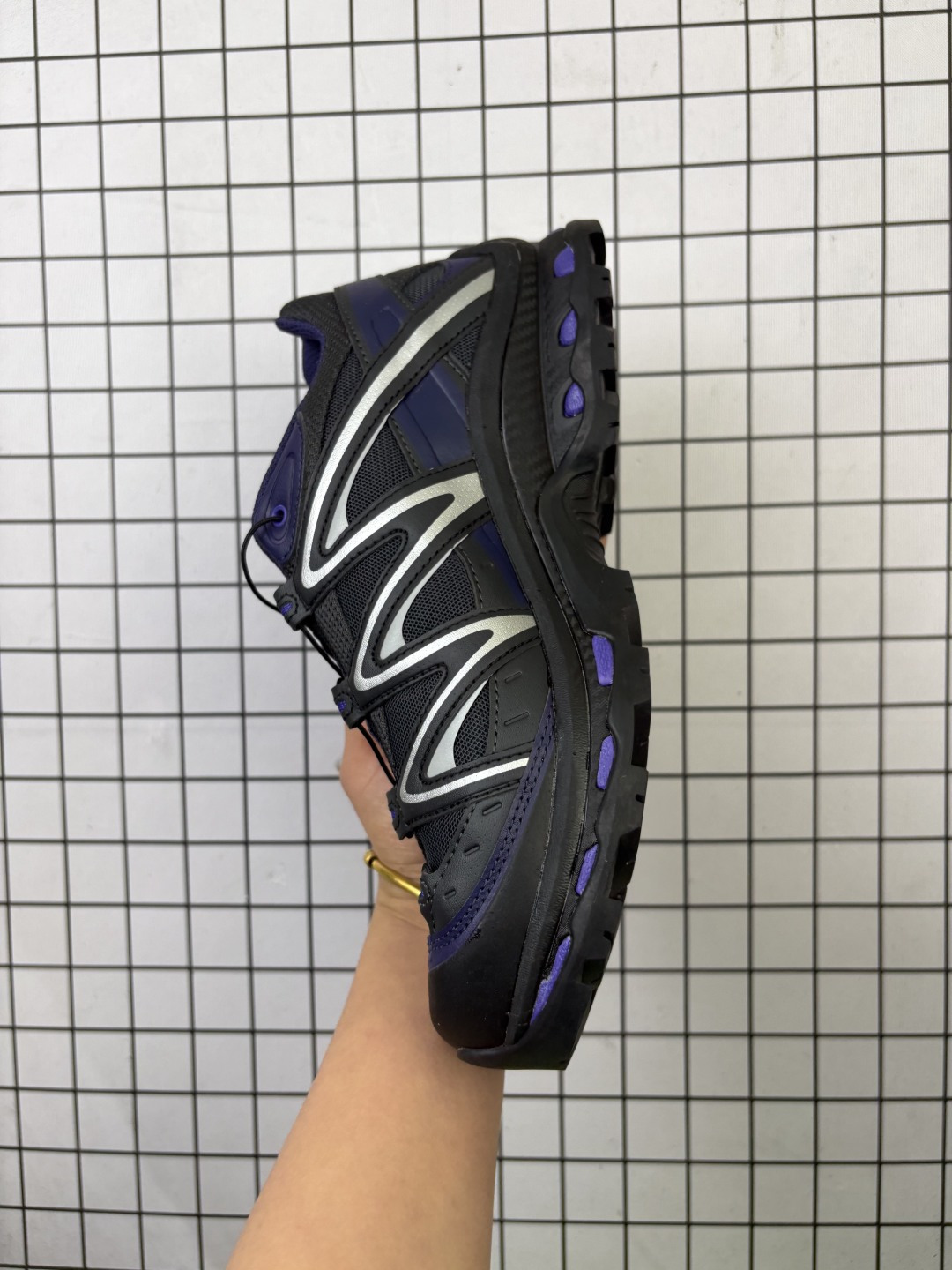 💰240
【公司级】SALOMON萨洛蒙 XT-QUEST 潮流 低帮 户外功能鞋徒步鞋 男女款 Salomon XT-QUEST GTX是一款专为户外运动设计的多功能徒步鞋,兼具防水性能与抓地力,适合复杂地形及日常穿搭。防水技术:采用GORE-TEX防水内衬,有效隔绝雨水,保持脚部干燥。 鞋底设计:搭载Vibram高性能大底,抓地力强,适应泥泞、崎岖山地等复杂地形。 材质与保护:鞋面采用皮革与透气网眼面料,兼顾耐用性和透气性;中帮设计提供脚踝保护。 #春日赏花#SALOMON萨洛蒙跑鞋 #实煽战利器就穿ta #酷飒男女同款宝藏户外徒步鞋 #户外徒步新搭档
尺码: 36-45含半码
编码: 699