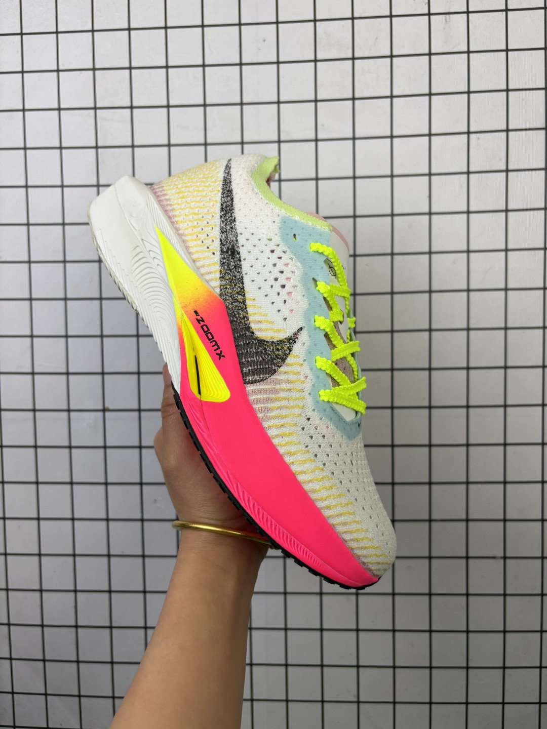 【公司级】耐克 马拉松3代 三代男鞋 钻石后跟太帅了!Nike「顶级缓震」新鞋亮相!Nike Zoomx Vaporfly NEXT% 3 运动缓震慢跑鞋.鞋面由一体式分区编织的 Flyknit 材质打造.鞋头、鞋侧的网眼孔洞更大,可以看到鞋子内部,鞋领位置密度更高,整双鞋透气效果肯定没的说.鞋舌为半固定设计,有效改善跑动中偏移的问题.锯齿形鞋带,避免脱落的风险,跑步体验感大大增加.依然是「三明治」结构中底,但细节上有不少变化.最明显的改动是将原本上翘的中底改为钻石造型.外延的长度缩短了,但宽度有所增加,提高落地的稳定性.外底是华夫格纹路,透过 ZoomX 泡棉可以看到内置的 FlyPlate 碳板.相比 2 代,3 代的外观有 明显改变,几乎是改头换面了.2 代线条柔和,整体流线感比较强.3代则显得更有 棱角,后跟更加突出中底加宽,以增加稳定性.中底侧面挖空了一块,减轻重量.大底中间有镂空,Flyplate 碳板外露.2 代的双层中底,上层软,下层偏硬,而 3 代的两层中底硬度相当.鞋面采用了跟 2 代不同的编织方式,孔隙更大,更轻薄透气. 货号:HQ3219 含半码 编码:788