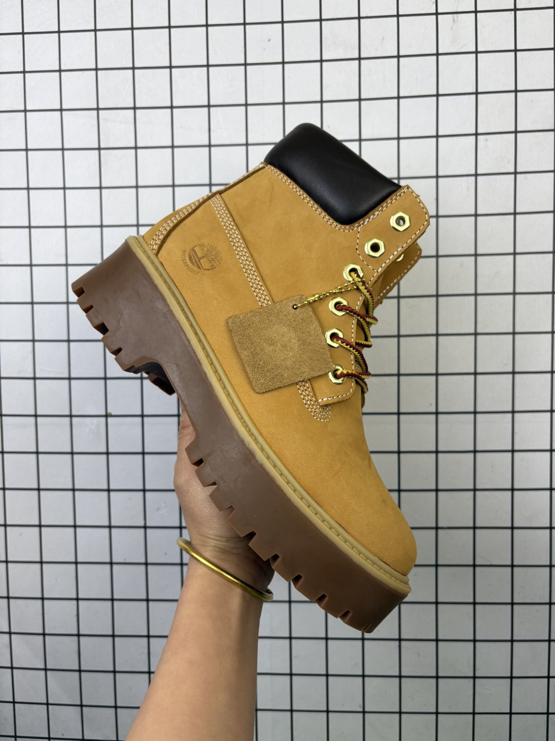 💰240
【公司级】Timberland添柏岚 天伯伦 防水羊毛加厚 高帮靴子 运动跑步鞋 户外休闲潮流系列 厚底增高板鞋,搭配防臭防腐鞋垫,给您完美的穿着体验,质量考究耐穿,专治不帅,高品质脚感一流!
类型:女鞋
尺码:35-40
编码701