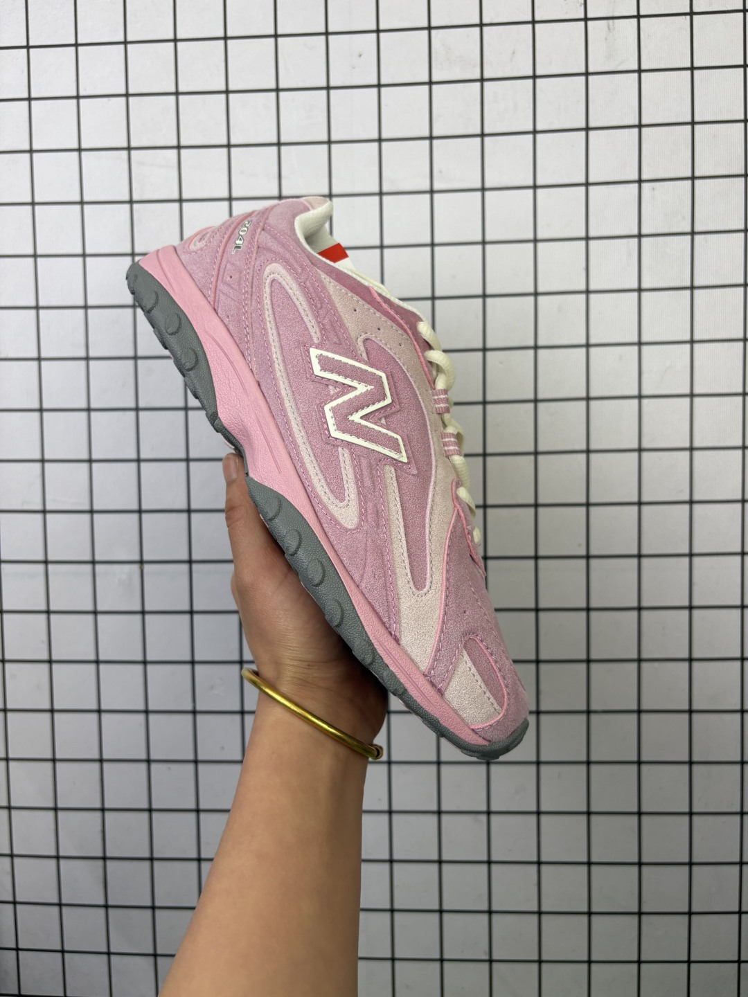 💰160
【公司级】新百伦 2025年新款 New Balance 204L 2025年夏季登场：复古薄底鞋重塑都市运动美学时尚运动跑步鞋，以复古薄底设计与室内足球鞋灵感，打造兼具轻量化通勤与潮流穿搭的多功能鞋款。采用麂皮与网眼拼接鞋面，搭配大地色系或静奢浅褐配色，呈现复古与现代的平衡。薄底优化：中底采用超薄EVA缓震，结合颗粒状外底纹路，确保贴地感与灵活性，同时视觉上拉长腿部线条。细节升级：鞋侧反光大“N”字Logo与204L后跟标识增强辨识度，部分版本融入KITH联名银灰网眼材质，提升层次感。

货号：U204LMMD
尺码:  36-45含半码
编码: 足
