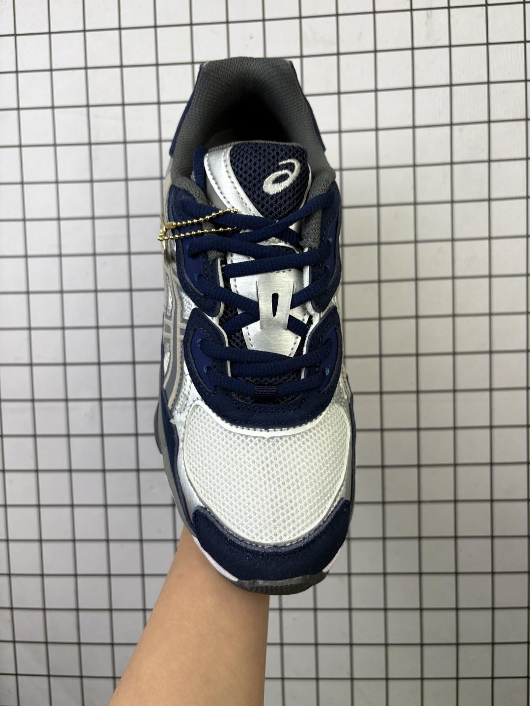💰120
【公司级】AsicsGel-NYC复古单品 2025年新款 亚瑟士ASICSTIGER 新款休闲鞋 厚底街头运动休闲鞋,ASICS亚瑟士推出全新GEL-NYC,彰显纽约都市活力。这次的新系列融入了多个版本GEL的经典设计风格,广受好评。其设计灵感来源于GEL-NIMBUS 3,GEL-MC PLUS V 和 GEL-CUMULUS 16 这些往日经典鞋款。GEL-NYC使用GEL-CUMULUS 16鞋款的鞋楦设计,展现了独特的现代化美学。鞋底采用了轻质发泡材料,并在后跟和前掌处采用了ASICS亚瑟士核心科技——GEL缓震胶,赋予鞋款强大的缓冲性能,提供了更柔软舒适的穿着体验。而在原有设计的启发之上,此次鞋款采用更贴合当今潮流趋势的材料和创新技术,展现出纽约充满活力的都市精神。
货号:1201A789-100
尺码:36-45
编码688