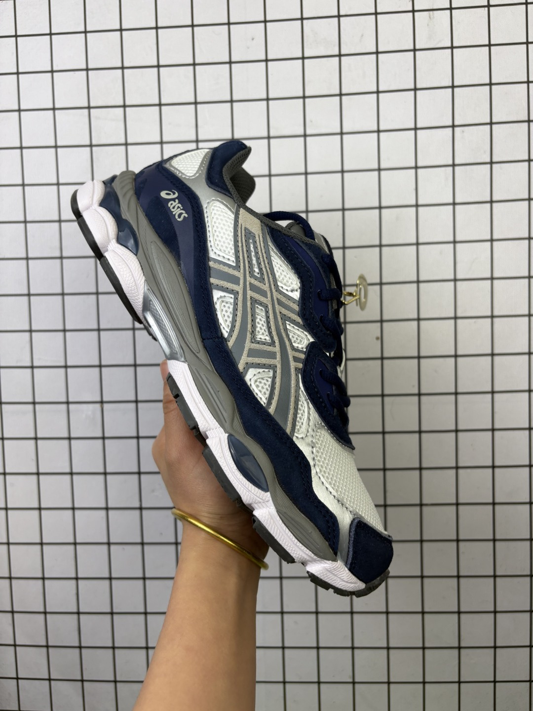 💰120
【公司级】AsicsGel-NYC复古单品 2025年新款 亚瑟士ASICSTIGER 新款休闲鞋 厚底街头运动休闲鞋，ASICS亚瑟士推出全新GEL-NYC，彰显纽约都市活力。这次的新系列融入了多个版本GEL的经典设计风格，广受好评。其设计灵感来源于GEL-NIMBUS 3,GEL-MC PLUS V 和 GEL-CUMULUS 16 这些往日经典鞋款。GEL-NYC使用GEL-CUMULUS 16鞋款的鞋楦设计,展现了独特的现代化美学。鞋底采用了轻质发泡材料,并在后跟和前掌处采用了ASICS亚瑟士核心科技——GEL缓震胶,赋予鞋款强大的缓冲性能,提供了更柔软舒适的穿着体验。而在原有设计的启发之上,此次鞋款采用更贴合当今潮流趋势的材料和创新技术,展现出纽约充满活力的都市精神。

货号：1201A789-100
尺码：36-45
编码688