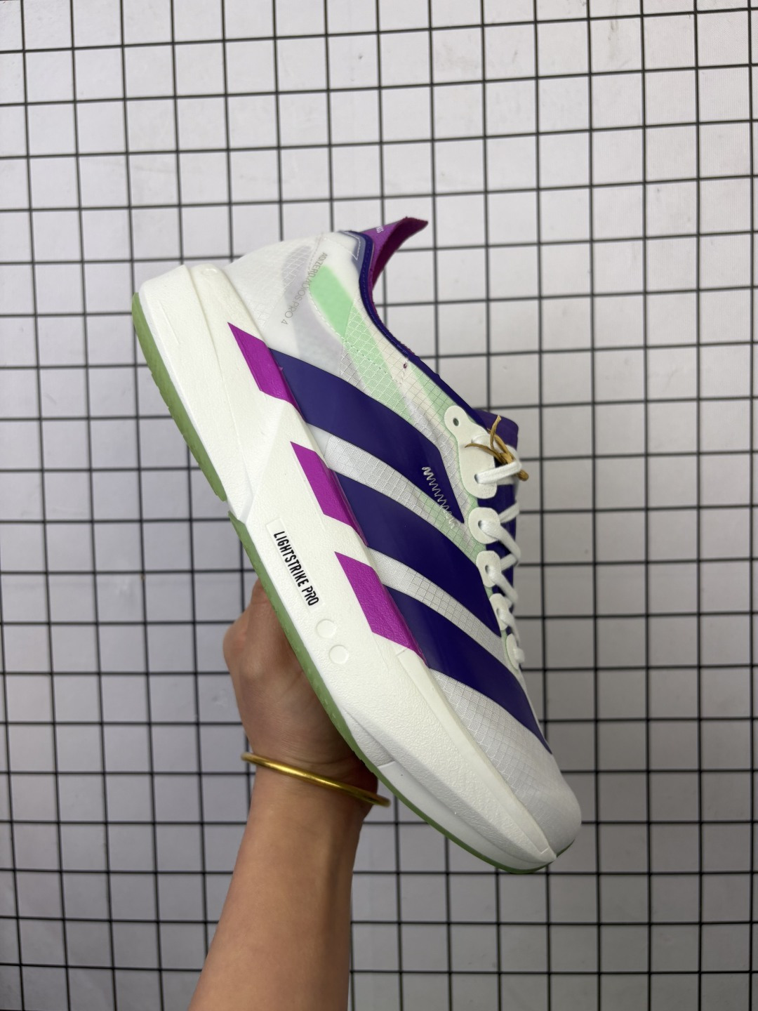 💰130
阿迪达斯 Adidas Adizero Adios Pro 4 舒适防滑耐磨 低帮 休闲跑步鞋 男女款厚度增高老爹鞋 2025年，adidas推出了adidas ADISPR4跑鞋，该鞋具有软弹的中底和外底，提供稳定的跑动体验。鞋面采用轻盈的材料，具有良好的透气性，同时具有优秀的抓地力和耐磨性。鞋底的软弹性使得蹬击感更加强，而中底的弹性使得跑步更加舒适。整双鞋的稳定性较高，适合各种跑步风格。然而，由于鞋底的软弹性，对于步幅较大的跑者来说，可能会感到不稳定。总体而言，adidas PR4是一款值得信赖的竞速鞋，适合日常训练和上赛道的跑步。 

货号：JR1656
尺码：36-45含半码
编码：757
