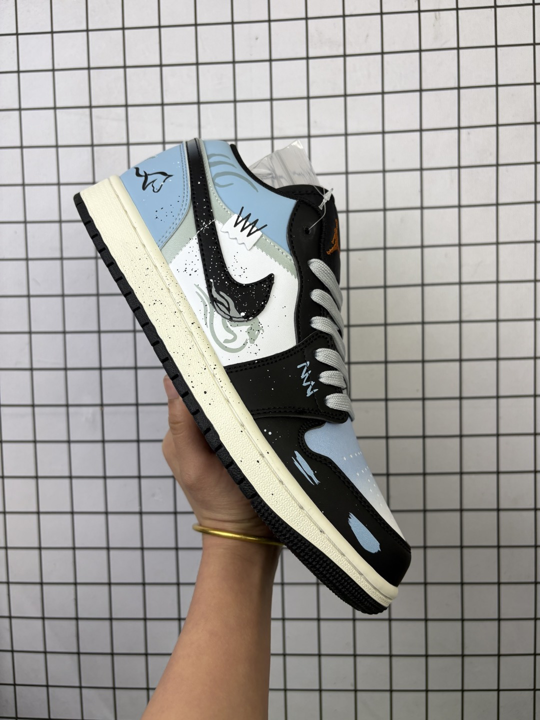 💰180
头层带半码
Air Jordan 1 Low "Shattered Backboard" 低帮 扣碎篮板 AJ1 乔丹1代 aj1 乔1 低邦 定制版男女同款 乔丹篮球鞋系列 2025年，Jordan Brand为庆祝Air Jordan 1的40周年纪念，推出了一款备受期待的低帮鞋款一Air Jordan 1 Low "Shattered Backboard"。这款鞋以经典的"扣碎篮板"配色为灵感，结合现代设计元素，旨在致敬篮球文化与迈克尔.乔丹的传奇故事。鞋身整体采用了经典的黑橙白拼色设计，其中橙色鞋头、黑色覆盖层、白色中底以及橙色 Swoosh Logo和鞋跟是其主要特征，后跟Wings Logo辅以黑色缝线打造，帆白色中底的设计让鞋子显得更加复古，而黑色橡胶外底和黑色鞋带则保持了整体的协调性。此外，鞋舌上带有橙色Jumpcman Logo标志，进一步突出了品牌的标志性元素。
货号：553558-081
尺码：36 36.5 37.5 38 38.5 39 40 40.5 41 42 42.5 43 44 44.5 45 46
编码757