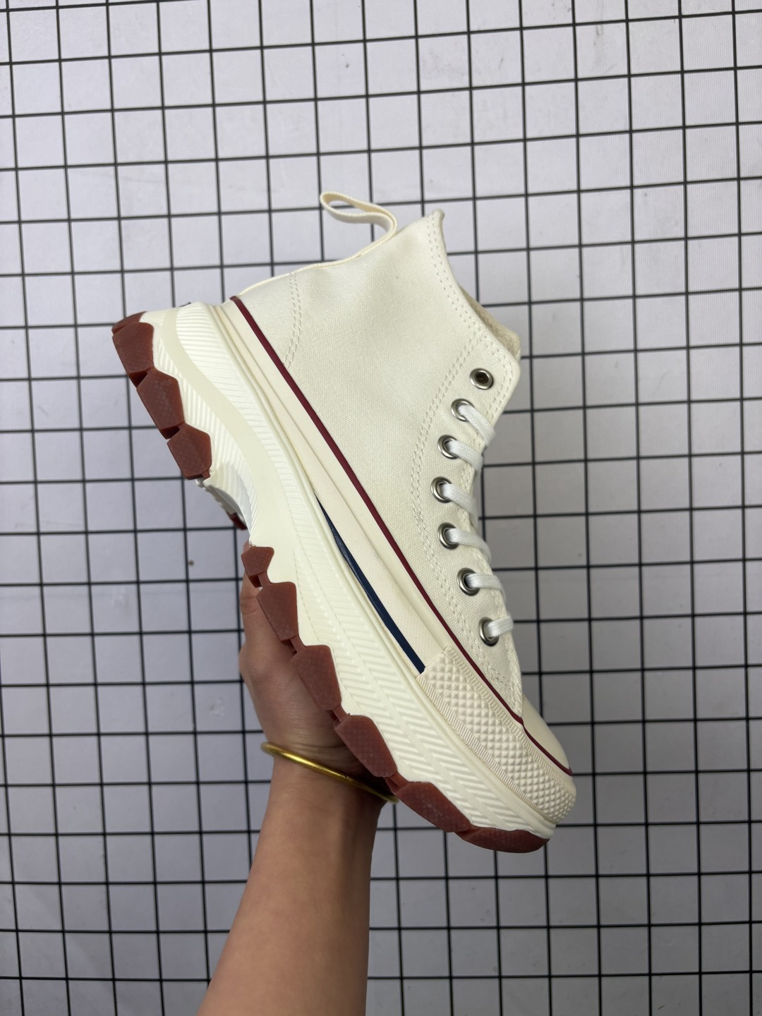 🈴💰100
匡威Converse Run Star Legacy 匡威新款高帮休闲板鞋 心有多高,舞台就有多高。保留了Chuck的标志性元素,在创新和实验中产出全新的原创设计理念。作为舒适性与机能风结合的全新代表,Converse厚底鞋家族全新成员Run Star Legacy高调出场,踩出高节
货号:1SD036
码数:35 36 36.5 37 37.5 38 39 39.5 40 41 41.5 42 42.5 43 44
编码648