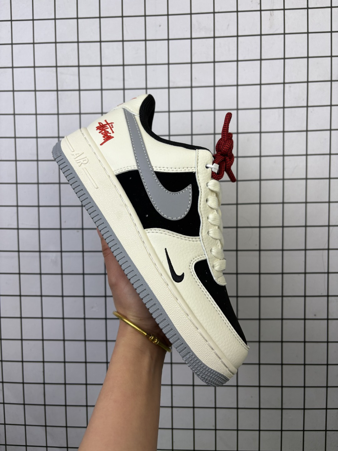 💰150
Nike/耐克 男女鞋真标半码制,原楦原纸版开发版型,采用软质荔枝纹牛剖革鞋面材质鞋面,内置全掌Air Sole气垫❗美国元祖街头潮牌-斯图西Stussy x Nike Air Force 1´07 Low"Stussy"空军一号经典低帮百搭休闲运动板鞋“联名黑米白红斯图西刺绣 XZ6188-766
类型:男女鞋
码数:36 36.5 37.5 38 38.5 39 40 40.5 41 42 42.5 43 44 45
编码金