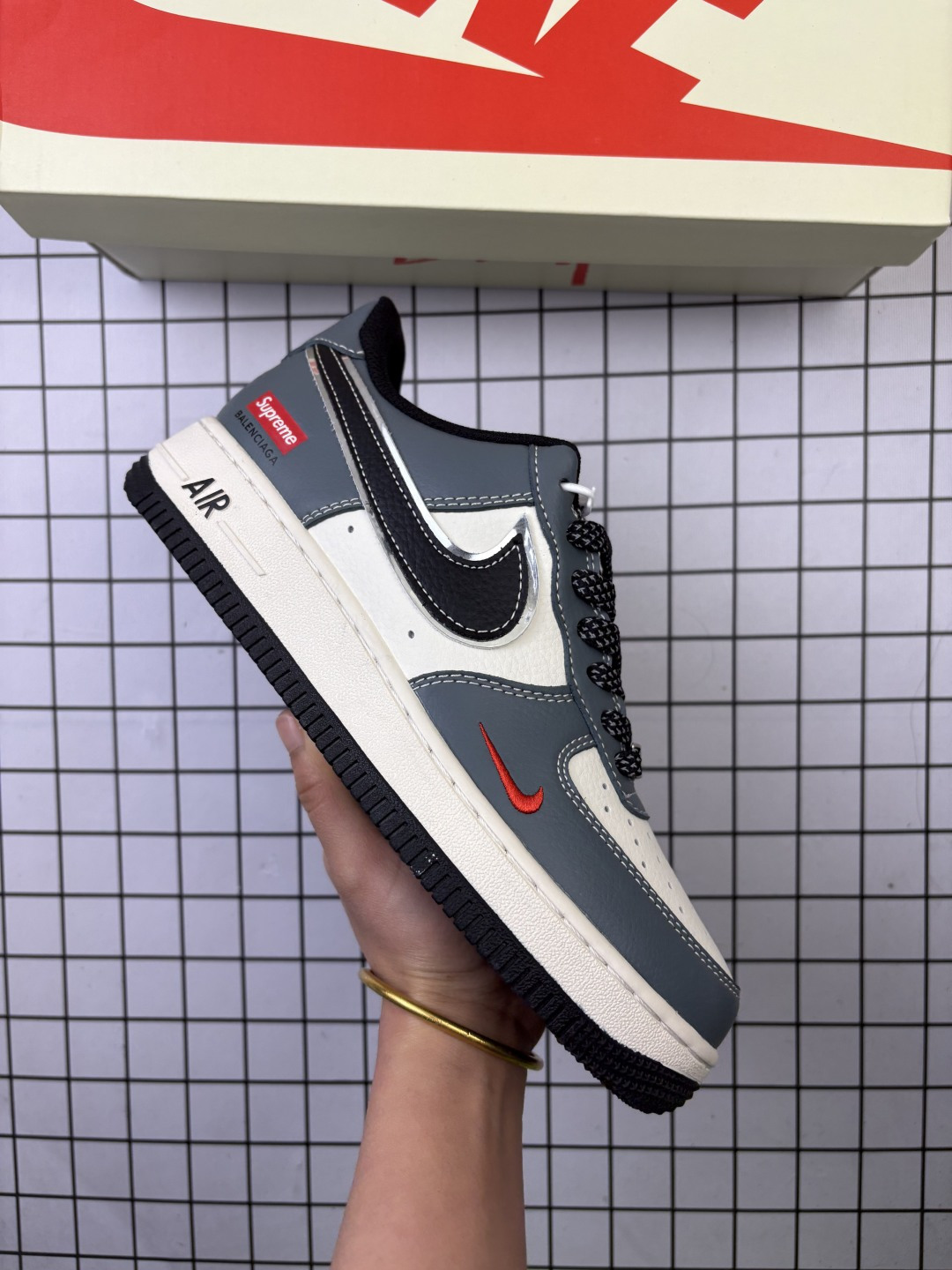 🈴💰150
Nike/耐克 男女鞋真标半码制,原楦原纸版开发版型,采用软质荔枝纹牛剖革鞋面材质鞋面,内置全掌Air Sole气垫❗美国元祖街头潮牌-斯图西Stussy x Nike Air Force 1´07 Low"Stussy"空军一号经典低帮百搭休闲运动板鞋“联名黑米白红斯图西刺绣 XZ6188-766
类型:男女鞋
码数:36 36.5 37.5 38 38.5 39 40 40.5 41 42 42.5 43 44 45
编码金