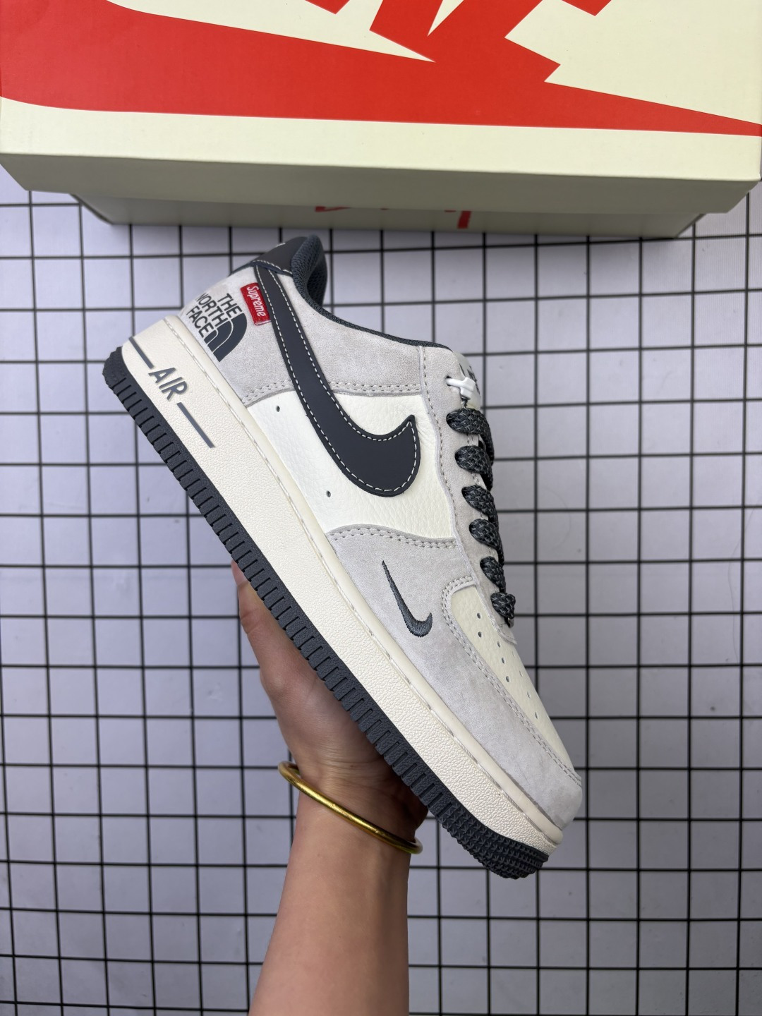 🈴💰150
Nike/耐克 男女鞋真标半码制,原楦原纸版开发版型,采用软质荔枝纹牛剖革鞋面材质鞋面,内置全掌Air Sole气垫❗美国元祖街头潮牌-斯图西Stussy x Nike Air Force 1´07 Low"Stussy"空军一号经典低帮百搭休闲运动板鞋“联名黑米白红斯图西刺绣 XZ6188-766
类型:男女鞋
码数:36 36.5 37.5 38 38.5 39 40 40.5 41 42 42.5 43 44 45
编码金