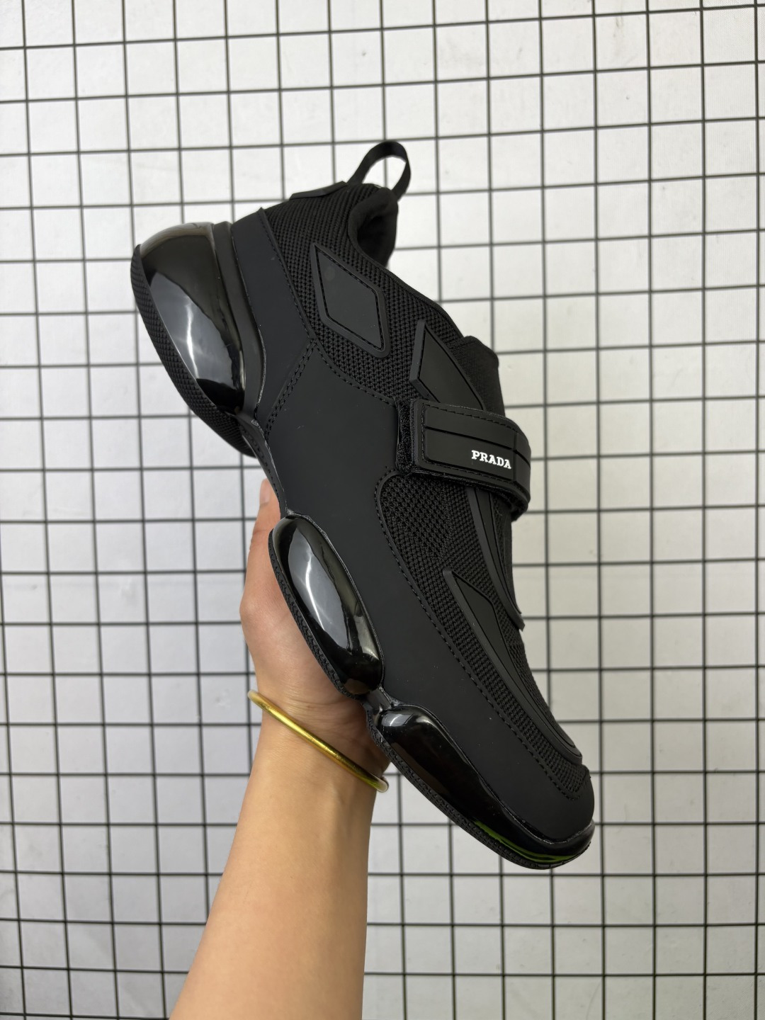 💰140 ✅Prada America‘s Cup 普拉达 运动鞋经过重新设计 全新面料和颜色为它注入新的当代精神 这款航海风系带运动鞋 最初在上世纪90年代为LunaRossa船员设计 现在以彩色橡胶和Bike织物重新演绎 Prada LineaRossa徽标彰显经典态度 尺码:40-45 编码老男H