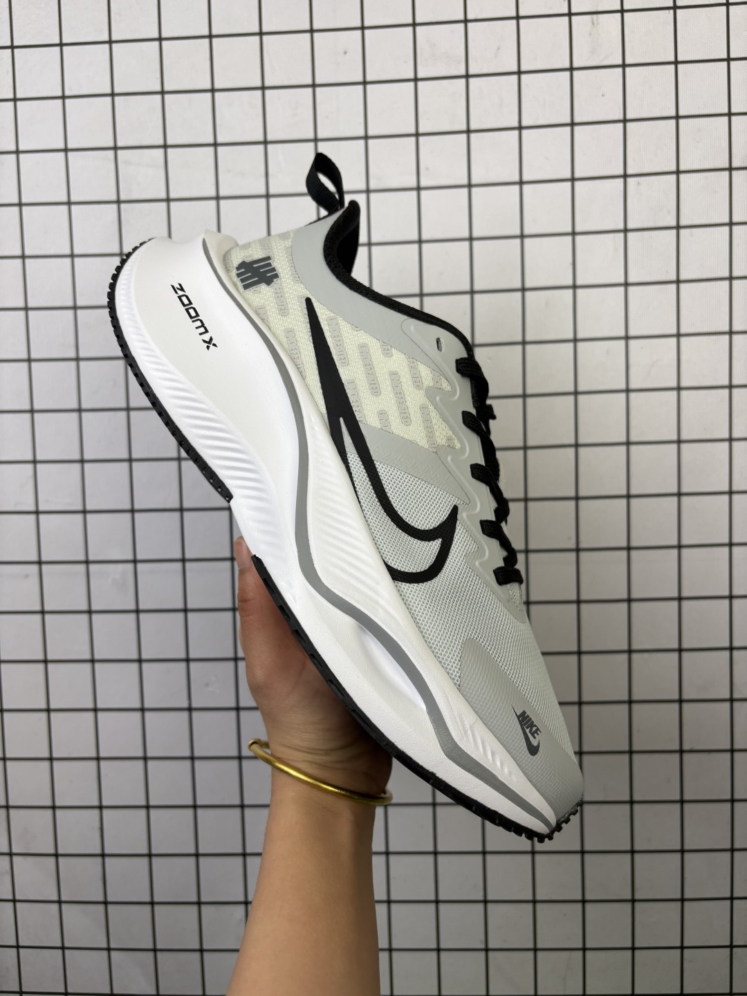 💰150
耐克Nike Pegasus ZoomX Plus 超跑飞马网面训练纯原跑步鞋CK4318-018，采用全掌ZoomX中底技术，具有即刻可用的回弹性能和推动感，无需长时间磨合即可体验优异反馈。 ‌1核心技术特点：‌ZoomX中底‌：相比传统Zoom气垫，ZoomX材质无需磨合即可发挥优异回弹性能，提供即时反馈和推进力，适合追求快速响应的跑者。‌轻量化设计‌：中底密度梯度优化，前掌密度低至0.82g/cm³，后跟密度提升至1.05g/cm³，兼顾缓震与支撑性能。 ‌‌支撑升级‌：采用3D打印TPU框架替代传统支撑撑条，精准适配足部形态，减少足部内翻风险。
货号：CK4318
尺码:  36 36.5 37.5 38 38.5 39 40 40.5 41 42 42.5 43 44 45
编码:577