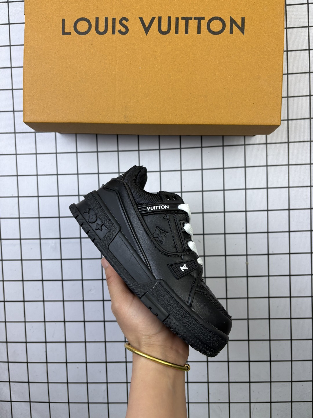 童鞋:LVLouis Vuitton Trainer Sneaker Low休闲运动文化百搭篮球板鞋 编码新Y