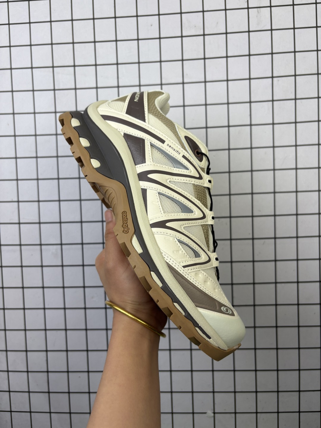 🈴💰170
公司级✅SALOMON萨洛蒙 XT-QUEST 探索者系列户外越野跑鞋
鞋面采用SENSIFIT贴合技术 全方位贴合包裹脚型 鞋跟部鞋底牵引设计 提供强大的抓地性能 更适应野外崎岖不平的道路 其3D ADVANCED CHASSIS底盘 材料轻量大化 钉齿设计更具稳定性 防护性 鞋底易磨损区运用CONTAGRIP高耐磨材料 应对城市硬质路面长距离跑考验
货号:475413-20
尺码:36 36.5 37.5 38 38.5 39 40 40.5 41 42 42.5 43 44 45
编码大Y