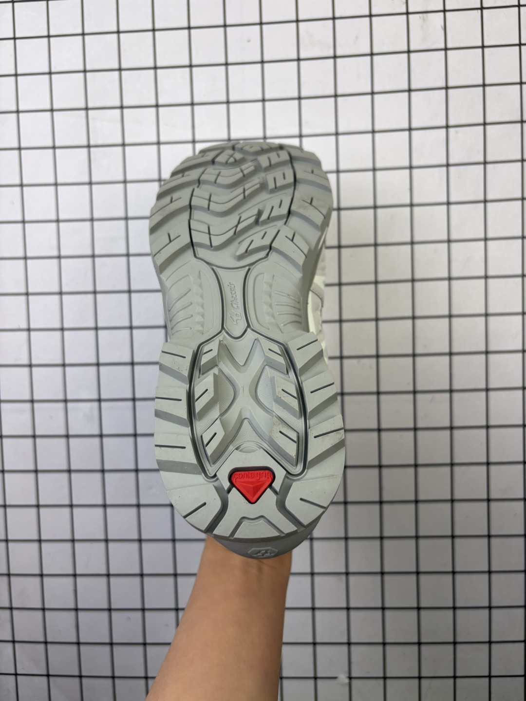 💰170
公司级✅SALOMON萨洛蒙 XT-QUEST ADV 探索者系列户外越野跑鞋
鞋面采用SENSIFIT贴合技术 全方位贴合包裹脚型 鞋跟部鞋底牵引设计 提供强大的抓地性能 更适应野外崎岖不平的道路 其3D ADVANCED CHASSIS底盘 材料轻量大化 钉齿设计更具稳定性 防护性 鞋底易磨损区运用CONTAGRIP高耐磨材料 应对城市硬质路面长距离跑考验
货号:474790-20
尺码:36 36.5 37.5 38 38.5 39 40 40.5 41 42 42.5 43 44 45
编码大Y