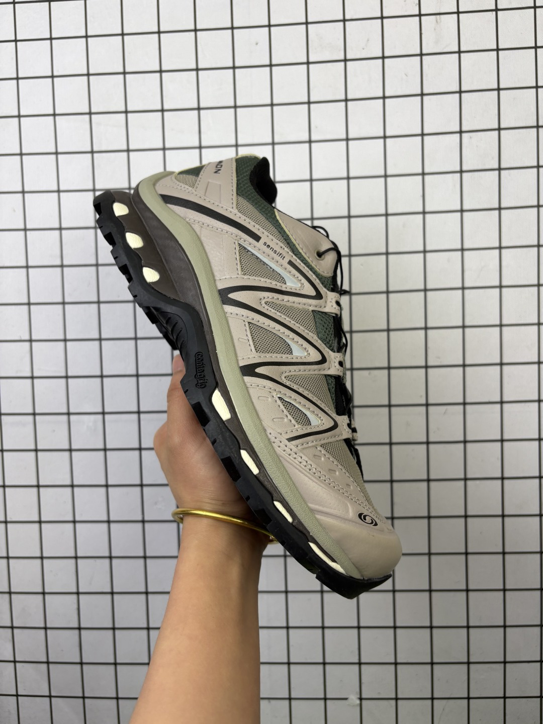 🈴💰170
✅SALOMON萨洛蒙 XT-QUEST ADV 探索者系列户外越野跑鞋
鞋面采用SENSIFIT贴合技术 全方位贴合包裹脚型 鞋跟部鞋底牵引设计 提供强大的抓地性能 更适应野外崎岖不平的道路 其3D ADVANCED CHASSIS底盘 材料轻量大化 钉齿设计更具稳定性 防护性 鞋底易磨损区运用CONTAGRIP高耐磨材料 应对城市硬质路面长距离跑考验
货号:474790-20
尺码:36 36.5 37.5 38 38.5 39 40 40.5 41 42 42.5 43 44 45
编码大Y
