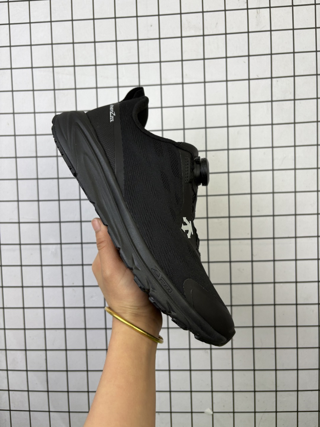 🈴💰240
公司级✅迪桑特DESCENTE PRIMER GTX 都市通勤 GORE-TEX 时尚舒适 防滑耐磨 时尚休闲运动覆盖防水男子越野跑鞋
官方同步上架 适合技术路线单日徒步穿着受到长途野外跑步鞋的启发 适合在变化的地形上进行快速轻快的徒步旅行
穿着舒适而有支撑性 使您充满信心 该设计与脚部融为一体 可最大限度地减少摩擦
货号:D3432LCR23
尺码:36 36.5 37.5 38 38.5 39 40 40.5 41 42 42.5 43 44 45
编码大Y