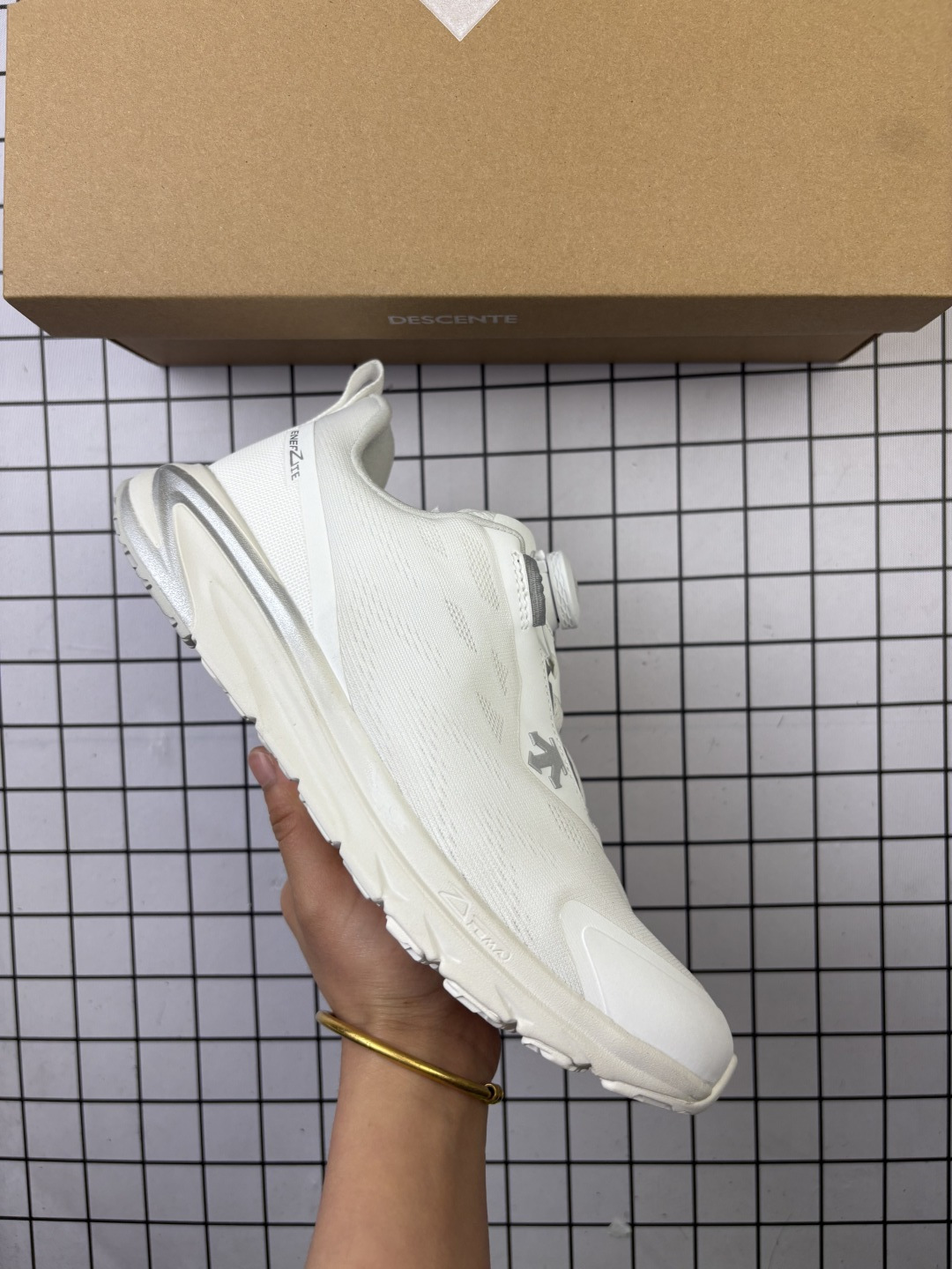 🈴💰240
公司级✅迪桑特DESCENTE PRIMER GTX 都市通勤 GORE-TEX 时尚舒适 防滑耐磨 时尚休闲运动覆盖防水男子越野跑鞋
官方同步上架 适合技术路线单日徒步穿着受到长途野外跑步鞋的启发 适合在变化的地形上进行快速轻快的徒步旅行
穿着舒适而有支撑性 使您充满信心 该设计与脚部融为一体 可最大限度地减少摩擦
货号:D3432LCR23
尺码:36 36.5 37.5 38 38.5 39 40 40.5 41 42 42.5 43 44 45
编码大Y