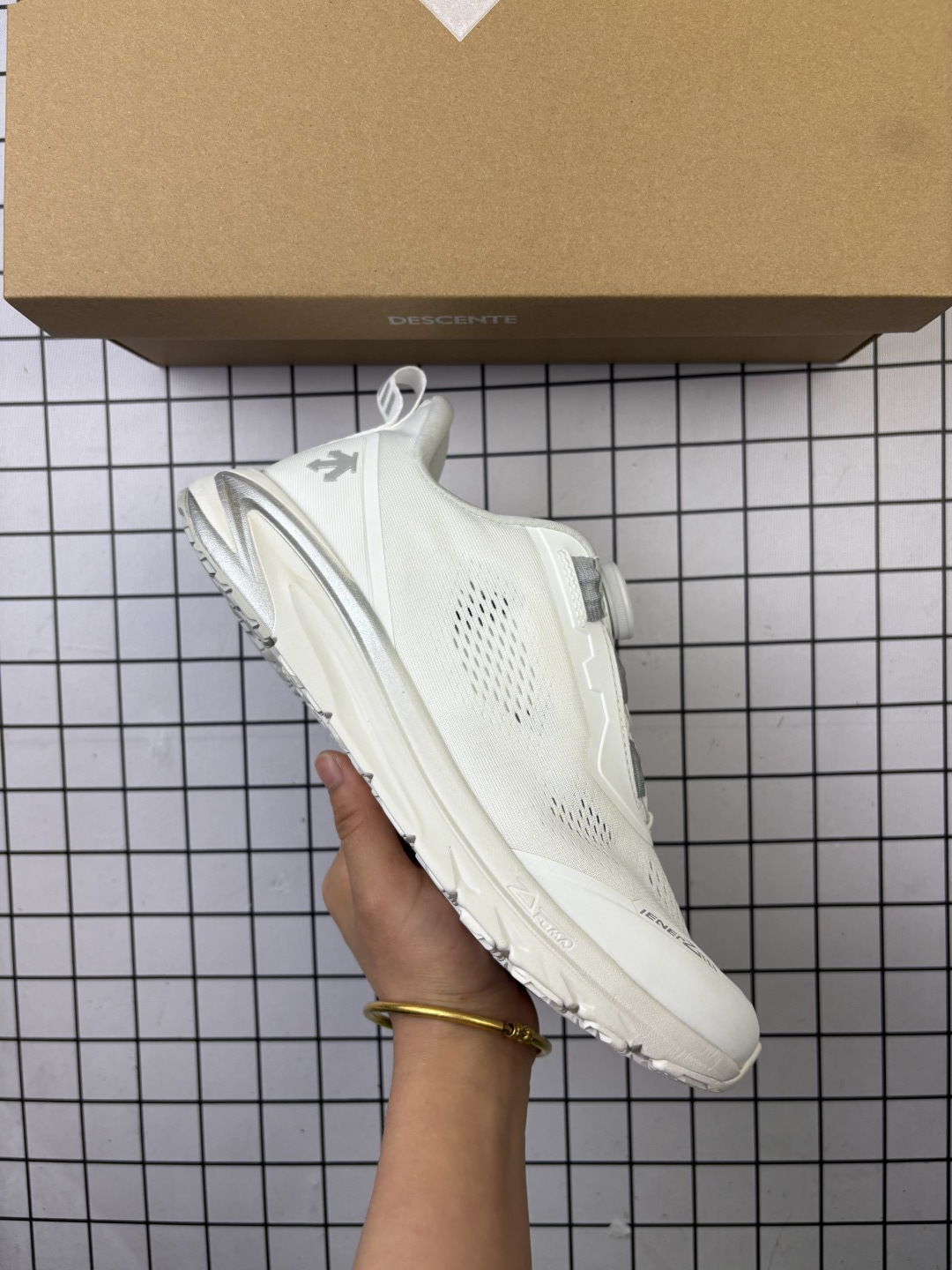 🈴💰240
公司级✅迪桑特DESCENTE PRIMER GTX 都市通勤 GORE-TEX 时尚舒适 防滑耐磨 时尚休闲运动覆盖防水男子越野跑鞋
官方同步上架 适合技术路线单日徒步穿着受到长途野外跑步鞋的启发 适合在变化的地形上进行快速轻快的徒步旅行
穿着舒适而有支撑性 使您充满信心 该设计与脚部融为一体 可最大限度地减少摩擦
货号:D3432LCR23
尺码:36 36.5 37.5 38 38.5 39 40 40.5 41 42 42.5 43 44 45
编码大Y