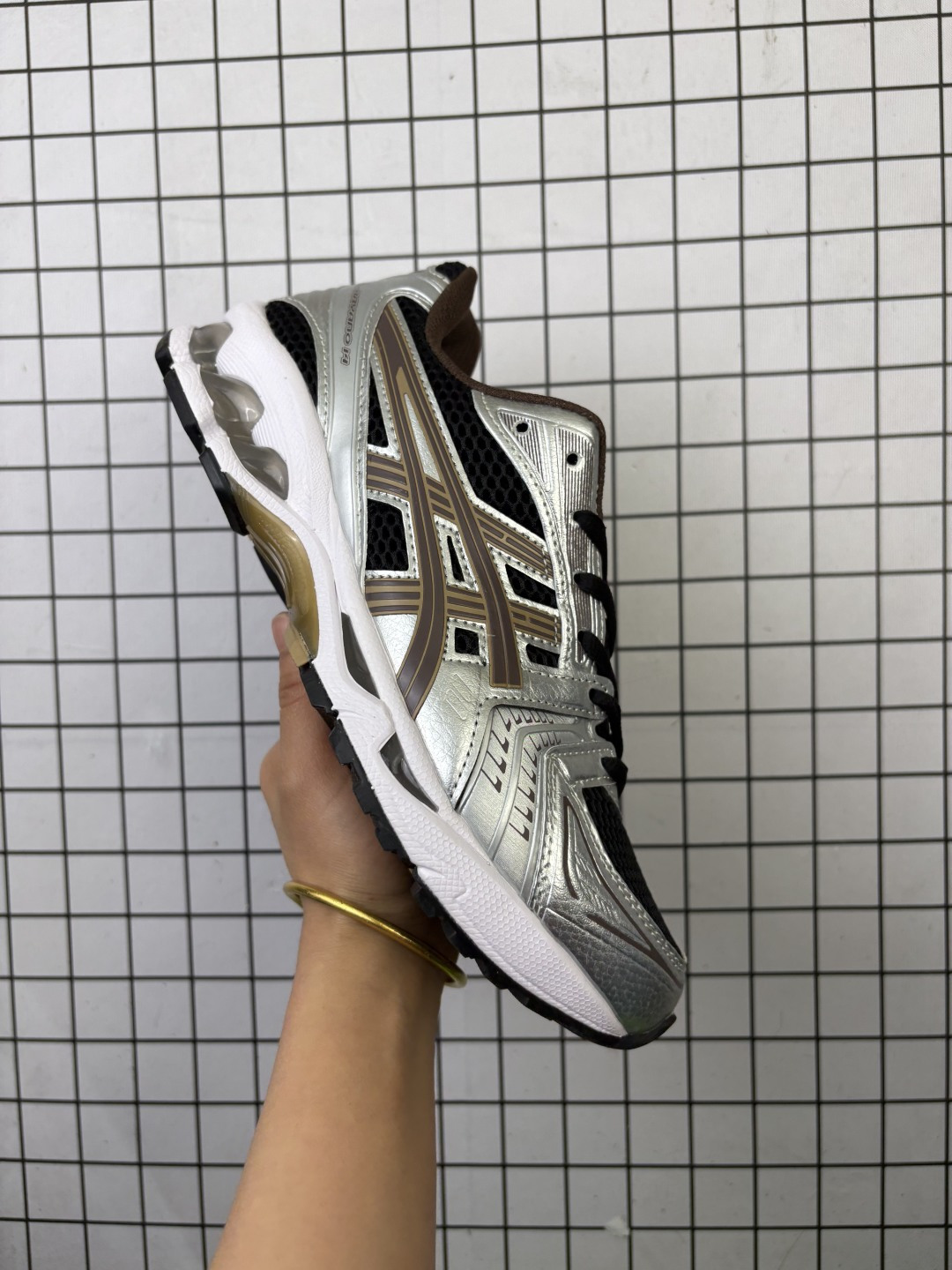 💰120
ASICS/亚瑟士 Tiger GEL-KAYANO 14户外越野休闲运动跑步鞋。#透气网眼鞋面配合部分合成革材质#采用全新AHAR+橡胶材质,更加耐磨.
尺码：36-47
编码698