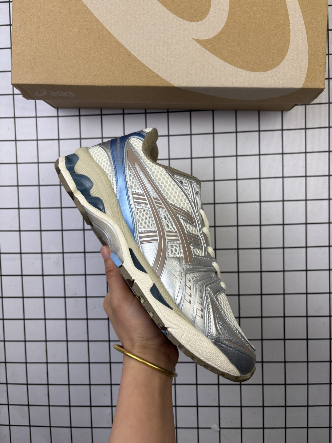 🈴💰120
ASICS/亚瑟士 Tiger GEL-KAYANO 14户外越野休闲运动跑步鞋。#透气网眼鞋面配合部分合成革材质#采用全新AHAR+橡胶材质,更加耐磨.
尺码：36-47
编码698