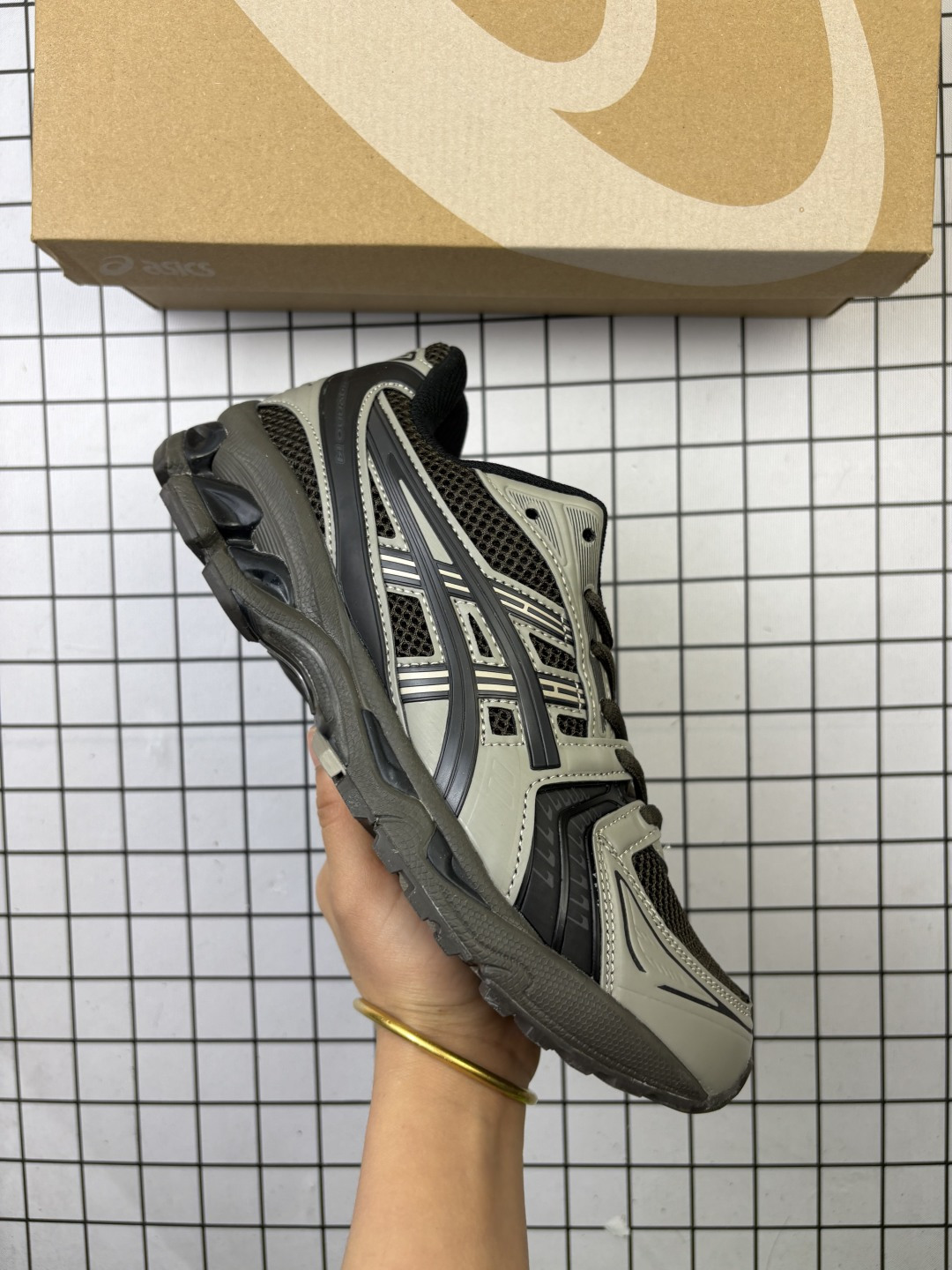 🈴💰120
ASICS/亚瑟士 Tiger GEL-KAYANO 14户外越野休闲运动跑步鞋。#透气网眼鞋面配合部分合成革材质#采用全新AHAR+橡胶材质,更加耐磨.
尺码：36-47
编码698