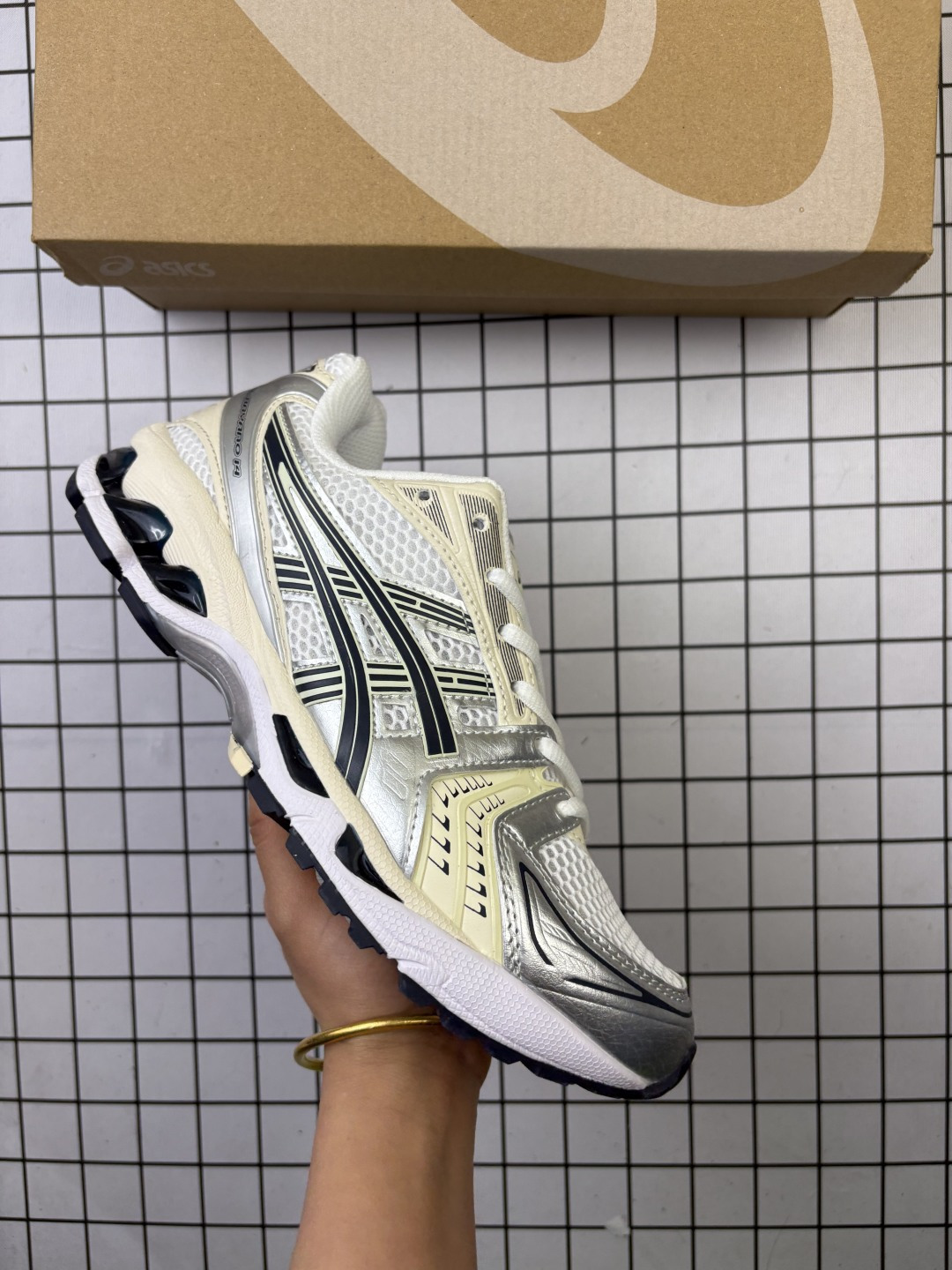 🈴💰120 ASICS/亚瑟士 Tiger GEL-KAYANO 14户外越野休闲运动跑步鞋。#透气网眼鞋面配合部分合成革材质#采用全新AHAR+橡胶材质,更加耐磨. 尺码：36-47 编码698