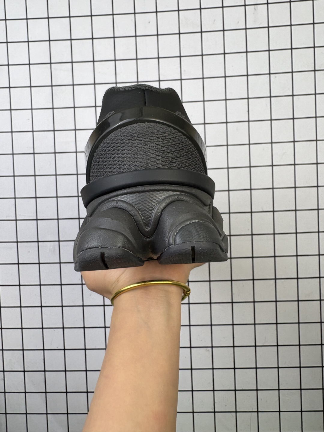 💰180
公司级✅New Balance 9060系列 新百伦 复古休闲运动慢跑鞋
鞋面大身由空间双格及磨砂鞋面拼接而生
采用大面积网眼以及麂皮材质覆盖鞋身 还原经典气质 搭载ABZORB避震科技 由泡沫聚酯制成 上脚可以有效减少由鞋底反弹对身体及双腿的冲击力
货号:U9060IAA
Size:36 37 37.5 38 38.5 39.5 40 40.5 41.5 42 42.5 43 44 45
编码688