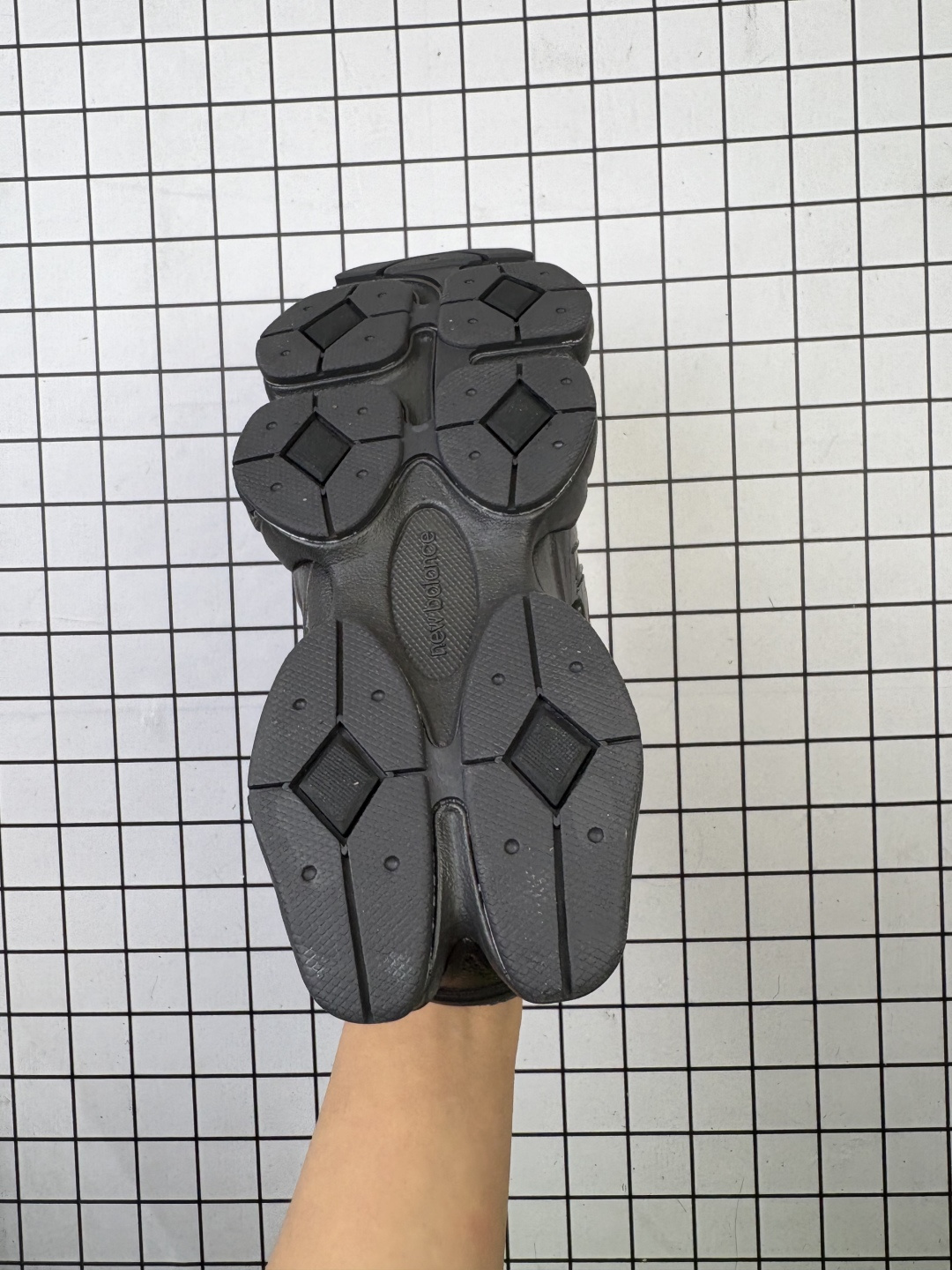 💰180
公司级✅New Balance 9060系列 新百伦 复古休闲运动慢跑鞋
鞋面大身由空间双格及磨砂鞋面拼接而生
采用大面积网眼以及麂皮材质覆盖鞋身 还原经典气质 搭载ABZORB避震科技 由泡沫聚酯制成 上脚可以有效减少由鞋底反弹对身体及双腿的冲击力
货号:U9060IAA
Size:36 37 37.5 38 38.5 39.5 40 40.5 41.5 42 42.5 43 44 45
编码688