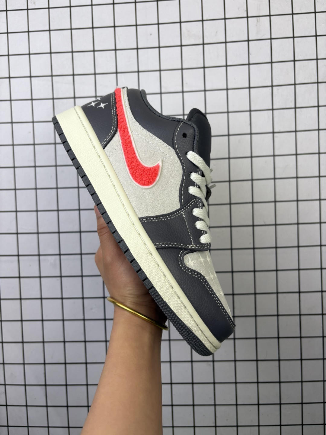 💰140
公司级✅Nike Air Jordan 1 Low
AJ1乔1低帮休闲板鞋 同步官方配色 
头层皮打造 正确满胶鞋垫 四线拉帮 
原厂织唛标 鞋舌高弹海绵填充
官方货号:IM6565-014
尺码:36 36.5 37.5 38 38.5 39 40
编码688