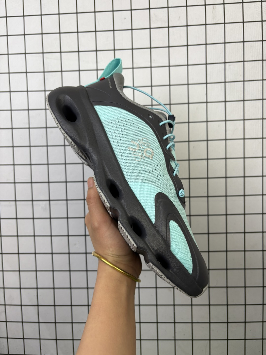 💰130
 男女鞋，采用人体工程超薄透气网织布鞋面材质，搭镂空CloudTec®️科技泡棉缓震加厚中底，外置耐磨防滑橡胶底片❗️为跑者造浪，来自瑞士运动品牌-昂跑西班牙百年皮具奢华品牌/罗意威Loewe x ON On Running Cloudtilt 2.0 M 薄云2.0代系列低帮厚底轻量舒适多功能休闲运动慢跑鞋 

类型：男女鞋
码数：36 37 38 39 40 41 42 43 44 45
编码771