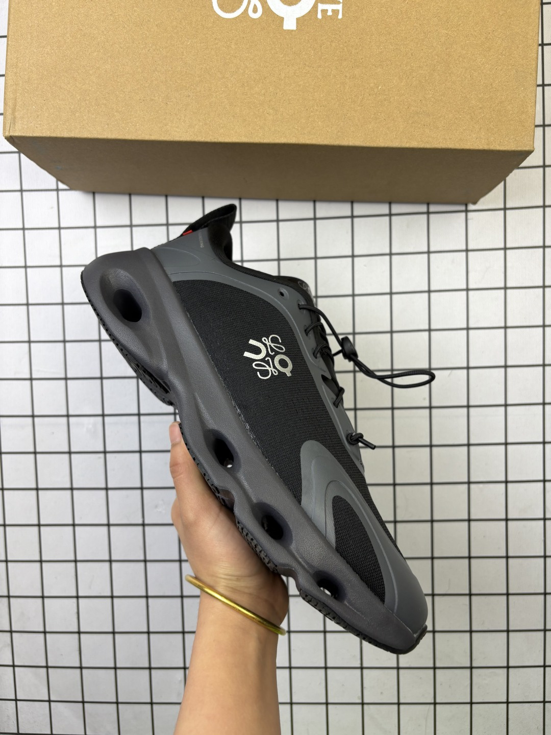 🈴💰130
 男女鞋，采用人体工程超薄透气网织布鞋面材质，搭镂空CloudTec®️科技泡棉缓震加厚中底，外置耐磨防滑橡胶底片❗️为跑者造浪，来自瑞士运动品牌-昂跑西班牙百年皮具奢华品牌/罗意威Loewe x ON On Running Cloudtilt 2.0 M 薄云2.0代系列低帮厚底轻量舒适多功能休闲运动慢跑鞋 

类型：男女鞋
码数：36 37 38 39 40 41 42 43 44 45
编码771