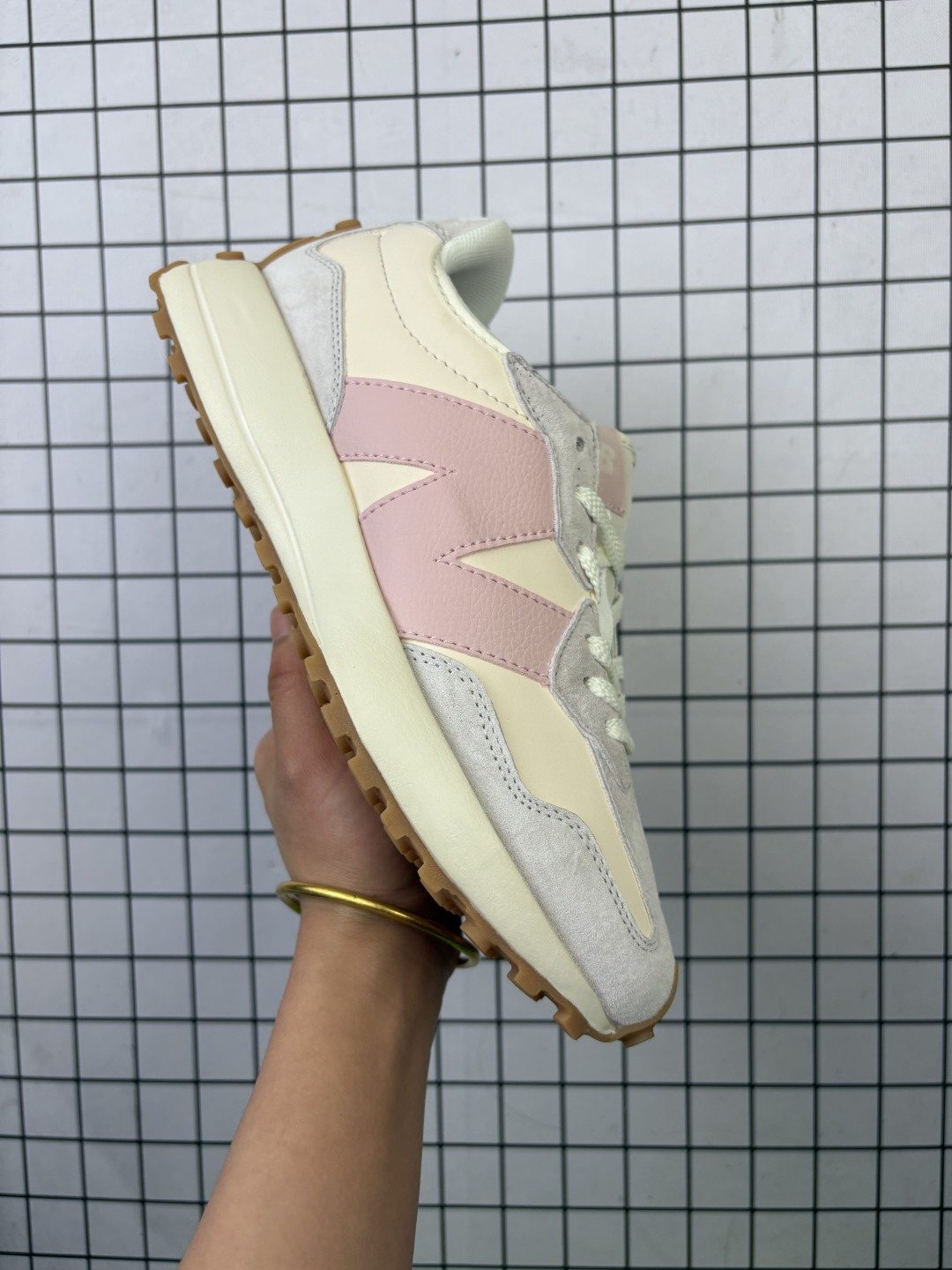 💰90
✅New Balance MS327 复古休闲运动慢跑鞋 以更纯粹的复古风格设计打造的全新造型 侧身还以解构设计 将 N 字标志以做旧压花样式呈现
官方货号:WS327KB
尺码:36 37 37.5 38 38.5 39.5 40
编码103